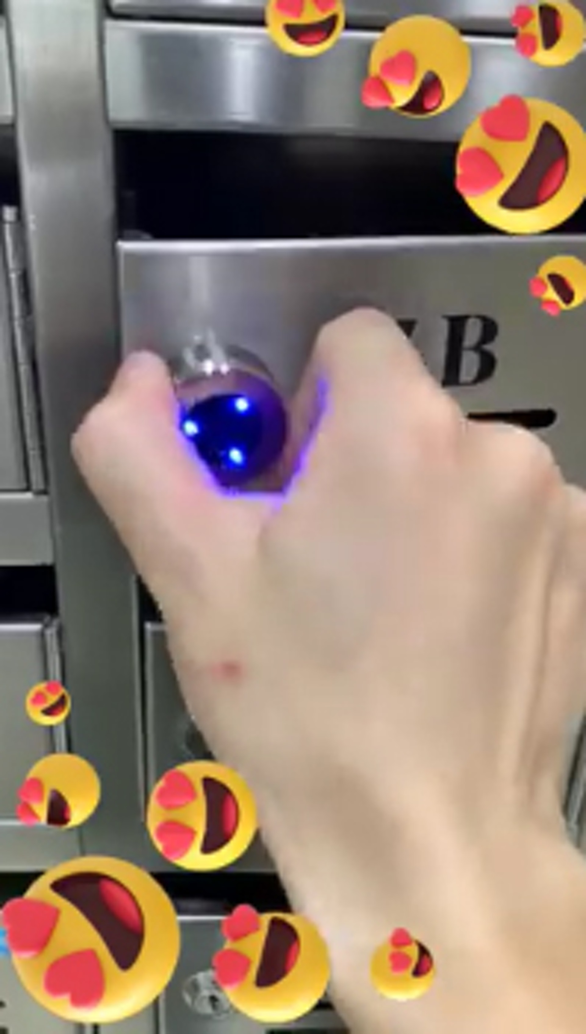 樓主把信箱的鎖由普遍用鎖上的鎖,改裝為指紋鎖。(淘寶開心share fb圖片) 樓主把信箱的鎖由普遍用鎖上的鎖,改裝為指紋鎖。(淘寶開心share fb圖片)