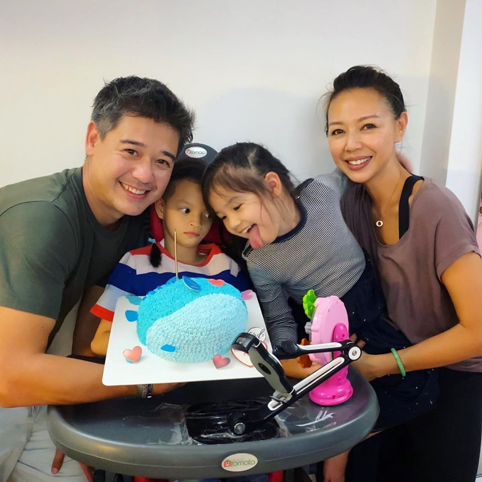 現年43歲的鍾麗淇(Margaret)日前為丈夫在家烹飪不同的西式菜式,來為他慶祝生日。(yogachung@IG) 現年43歲的鍾麗淇(Margaret)日前為丈夫在家烹飪不同的西式菜式,來為他慶祝生日。(yogachung@IG)