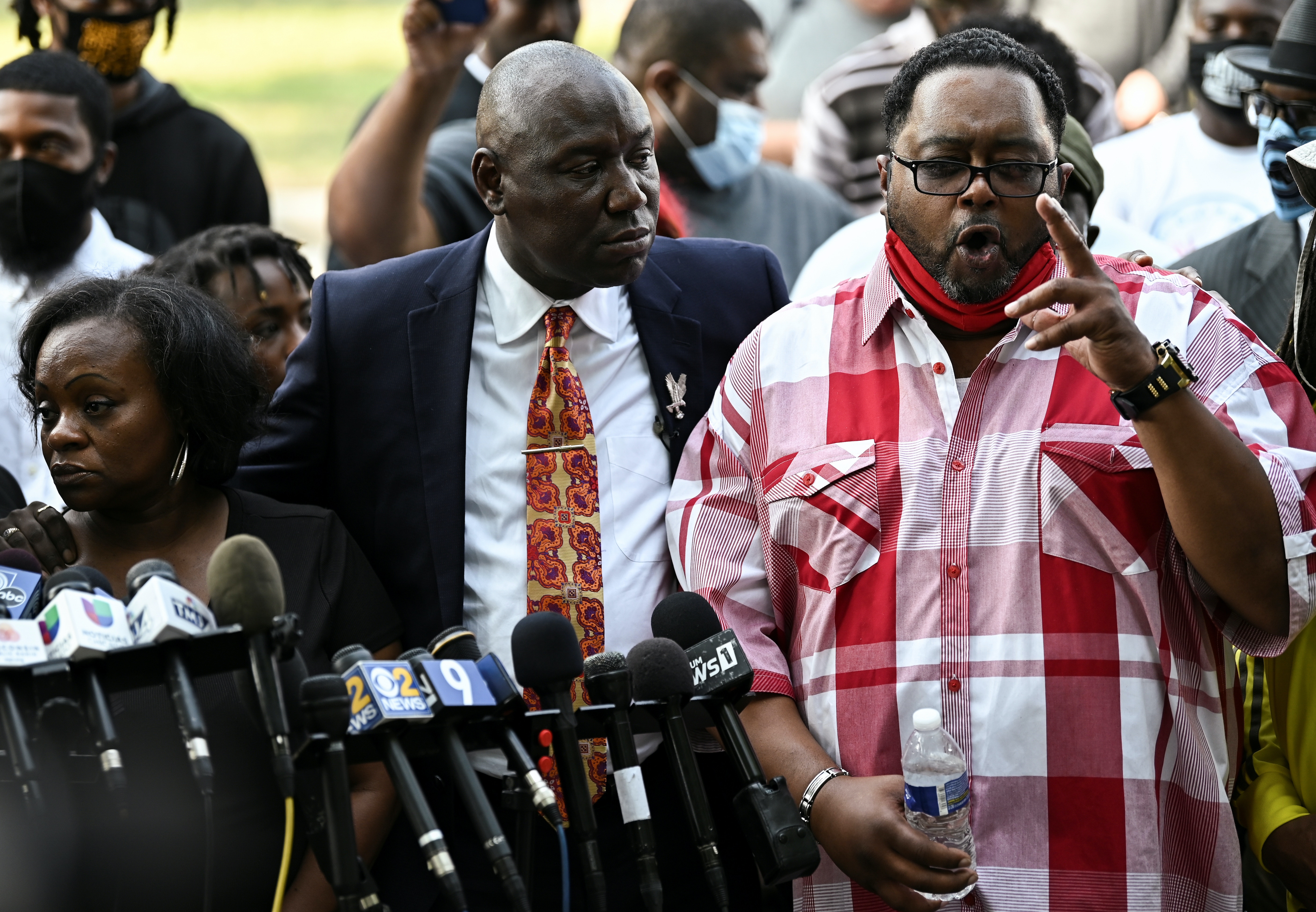 圖為8月25日，遭槍傷的布萊克（Jacob Blake Jr）家人，由律師陪同下會見記者。（Reuters）