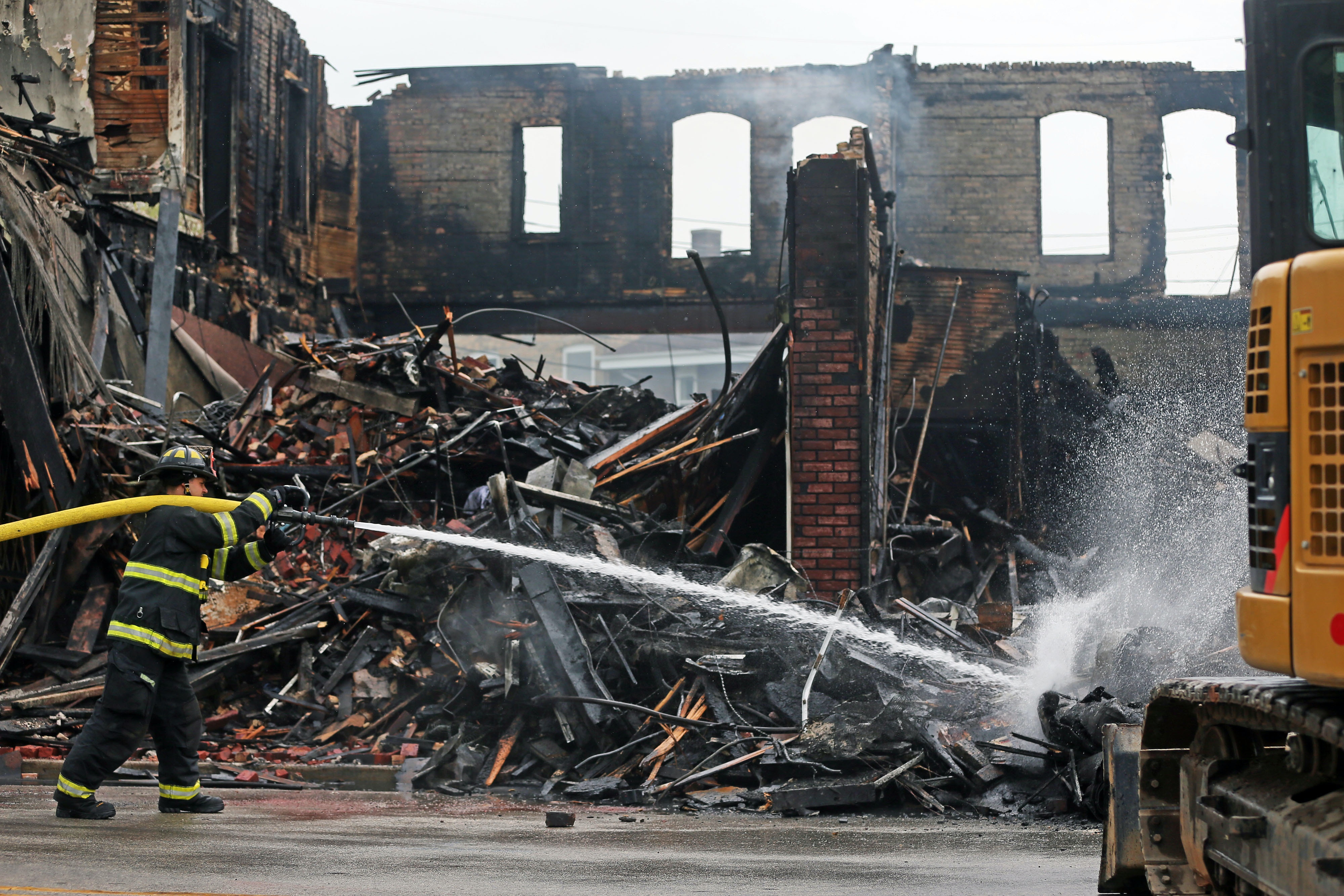 圖為8月25日，威斯康星州基諾沙示威期間，有建築物遭縱火焚燒，消防員至早上仍在射水。（Reuters）