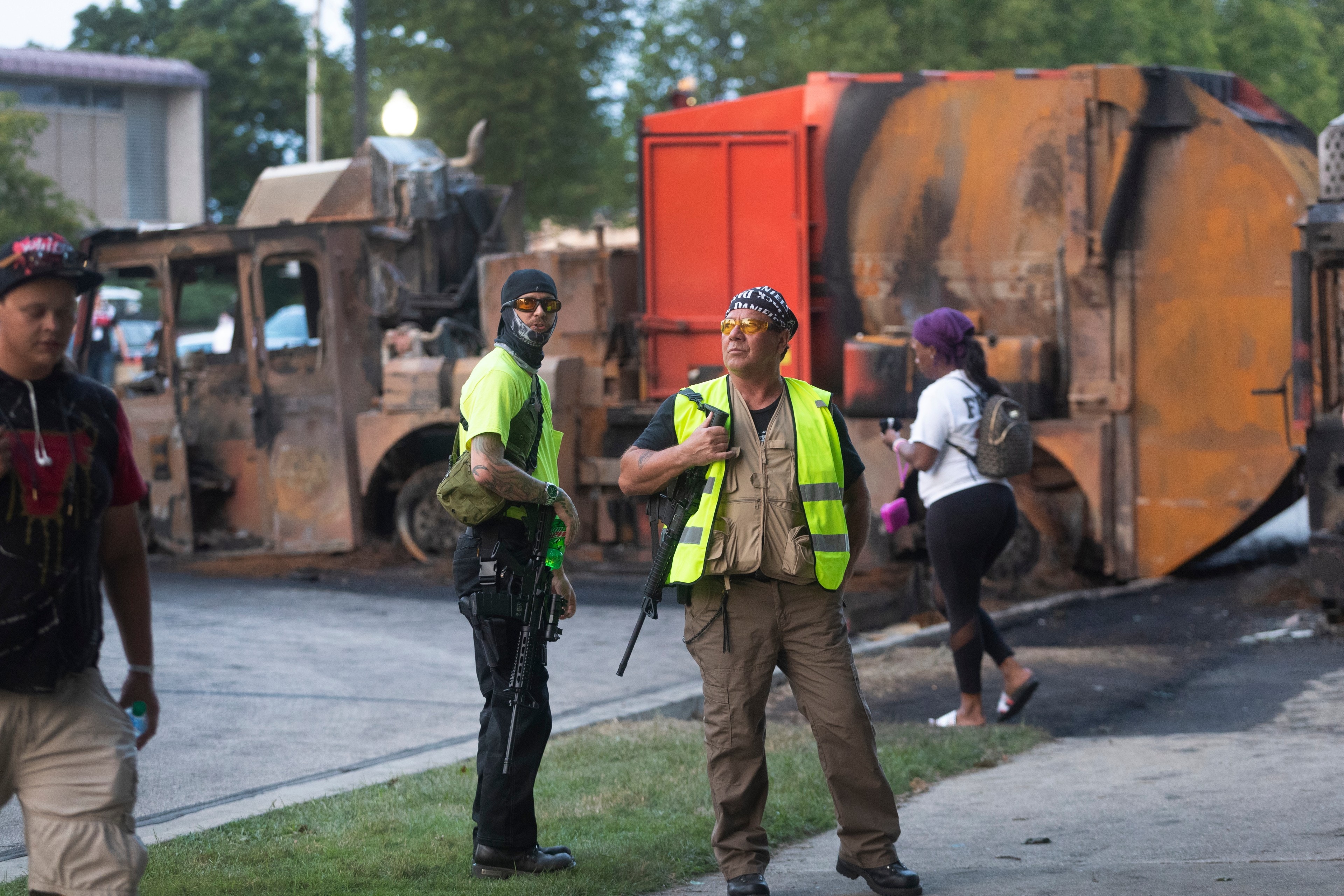 圖為8月25日,有居民手持槍械在街上出現,在市內徘徊。(AP) 圖為8月25日,有居民手持槍械在街上出現,在市內徘徊。(AP)