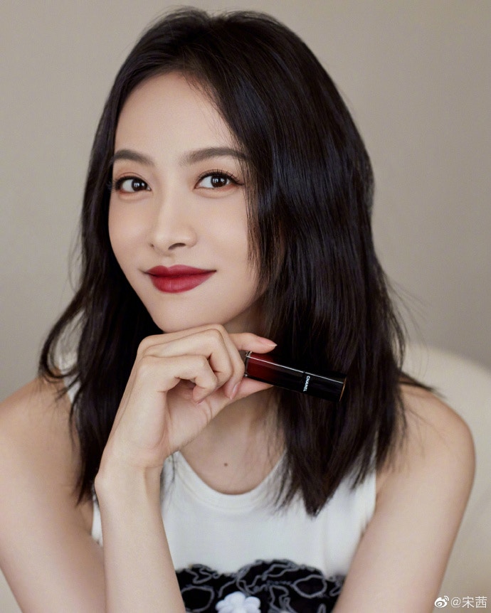 今年33歲的宋茜2009年以f(x)隊長出道，並以「Victoria」一名活動，以驚人的柔軟度打開名堂，擁高人氣。2015年，宋茜在內地成立個人工作室，集中在內地活動上，擔任《創造營2020》導師等外，亦參與大量劇集拍攝。（微博/@宋茜）