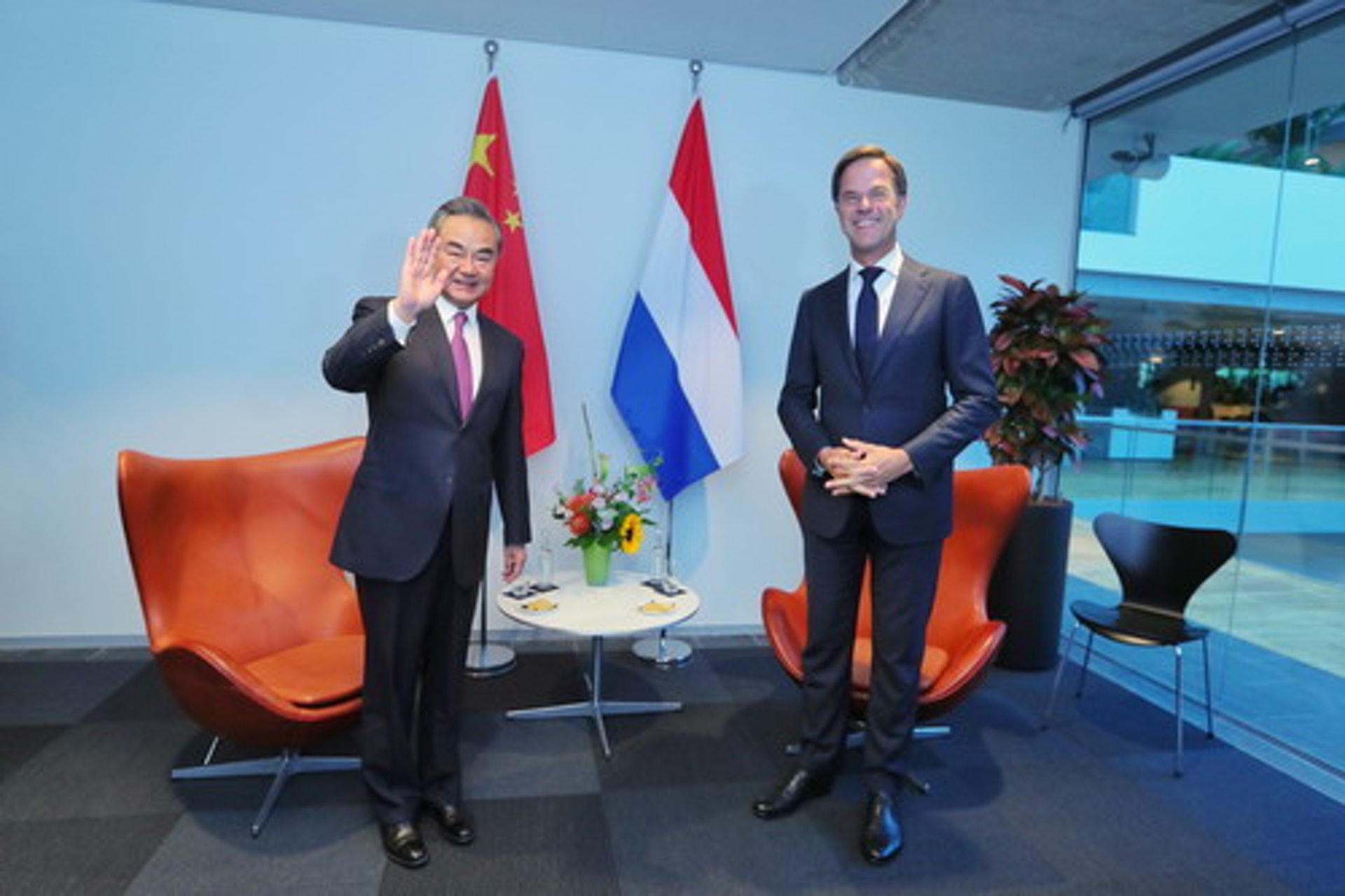 圖為中國外長王毅(左)8月26日在荷蘭會見當地首相呂特(右),呂特稱歐中美三方應加強溝通協調(中國外交部) 圖為中國外長王毅(左)8月26日在荷蘭會見當地首相呂特(右),呂特稱歐中美三方應加強溝通協調(中國外交部)