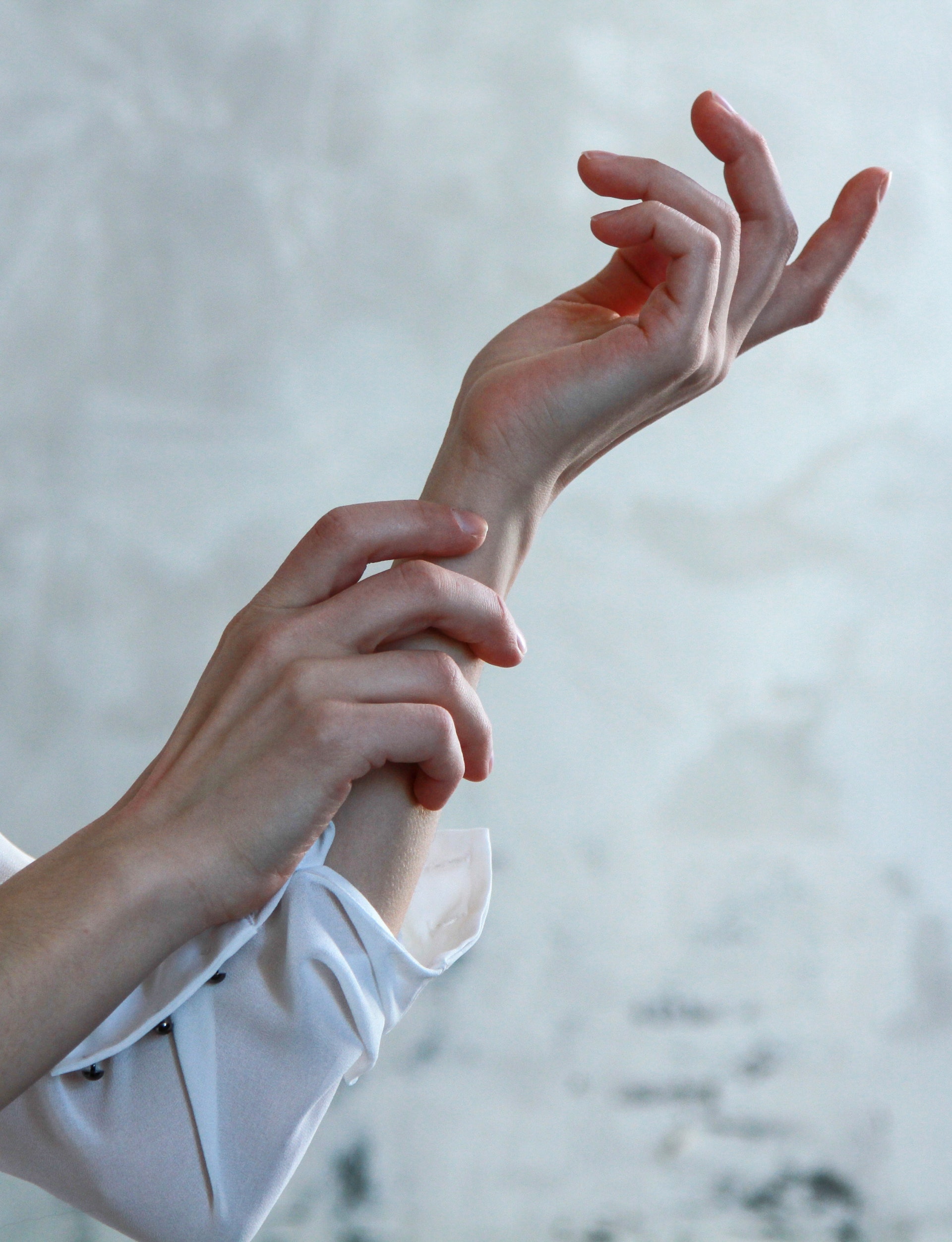 彈弓指的症狀包括：突然感覺手掌的掌側關節出現疼痛感、想要讓手指活動卻很不靈活，甚至出現彎曲的現象，硬是打開便發出「喀」聲響。（Pexels / Tatiana）