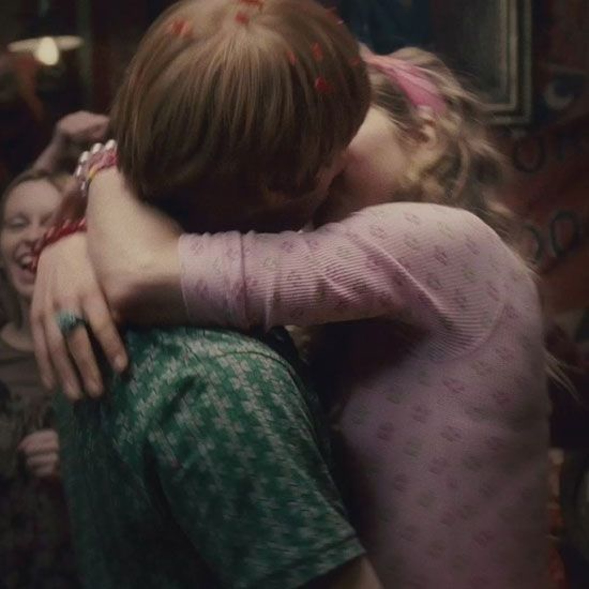 戲中Jessie Cave跟Rupert Grint飾演的榮恩曾有轟動一吻。(電影截圖) 戲中Jessie Cave跟Rupert Grint飾演的榮恩曾有轟動一吻。(電影截圖)