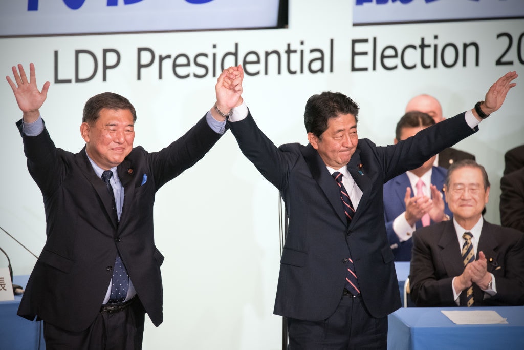 目前,日媒公布的民調結果多次顯示,石破茂(左)呼聲最高(Getty) 无奈辞职!安倍晋三留下的三大遗憾(图) - 4