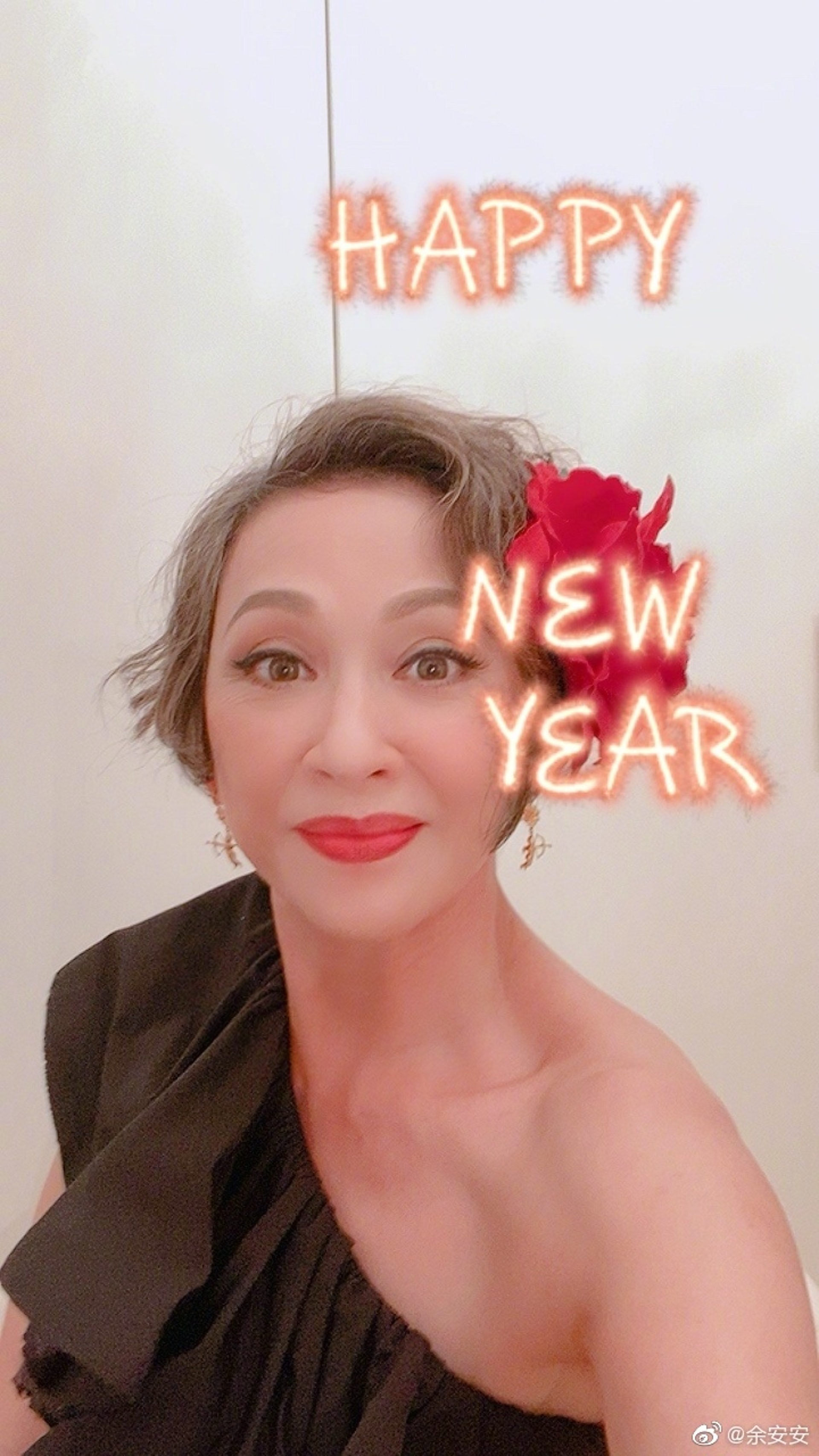 她皮膚白滑,修長美腿絕對不輸給兩位女兒。。(微博圖片) 她皮膚白滑,修長美腿絕對不輸給兩位女兒。。(微博圖片)