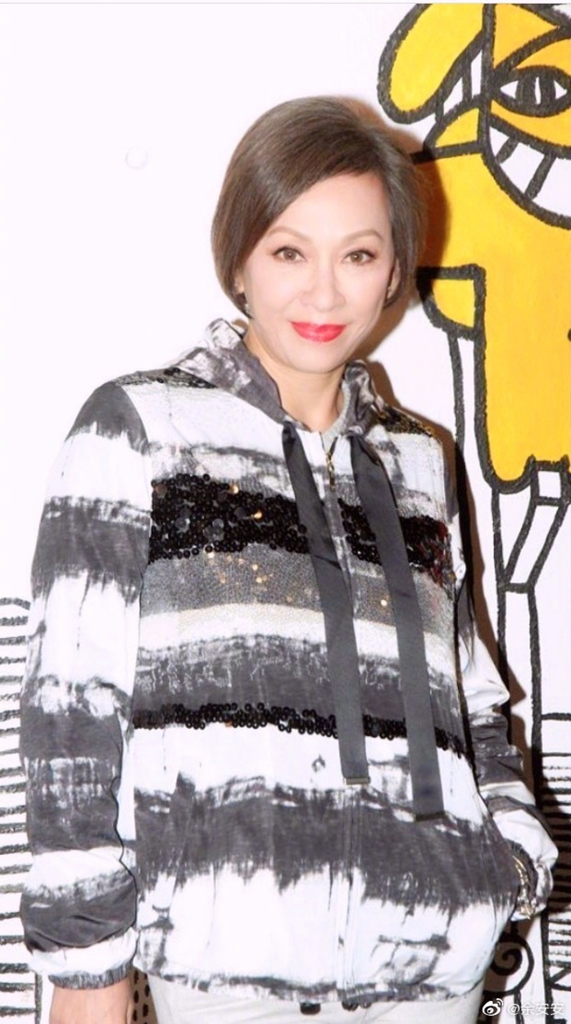 她皮膚白滑,修長美腿絕對不輸給兩位女兒。。(微博圖片) 她皮膚白滑,修長美腿絕對不輸給兩位女兒。。(微博圖片)
