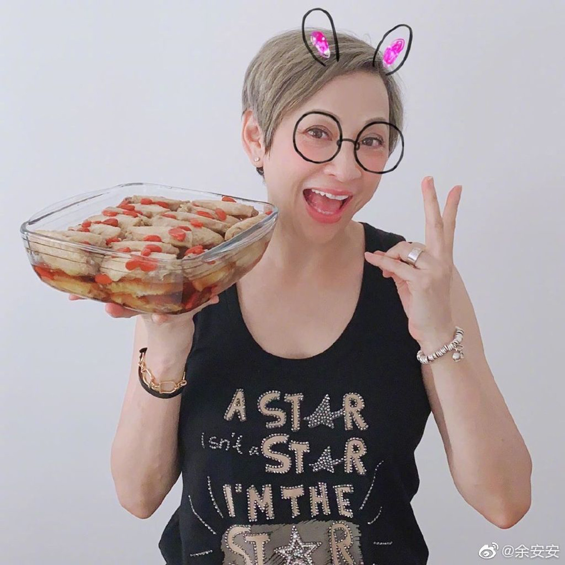 她皮膚白滑,修長美腿絕對不輸給兩位女兒。。(微博圖片) 她皮膚白滑,修長美腿絕對不輸給兩位女兒。。(微博圖片)