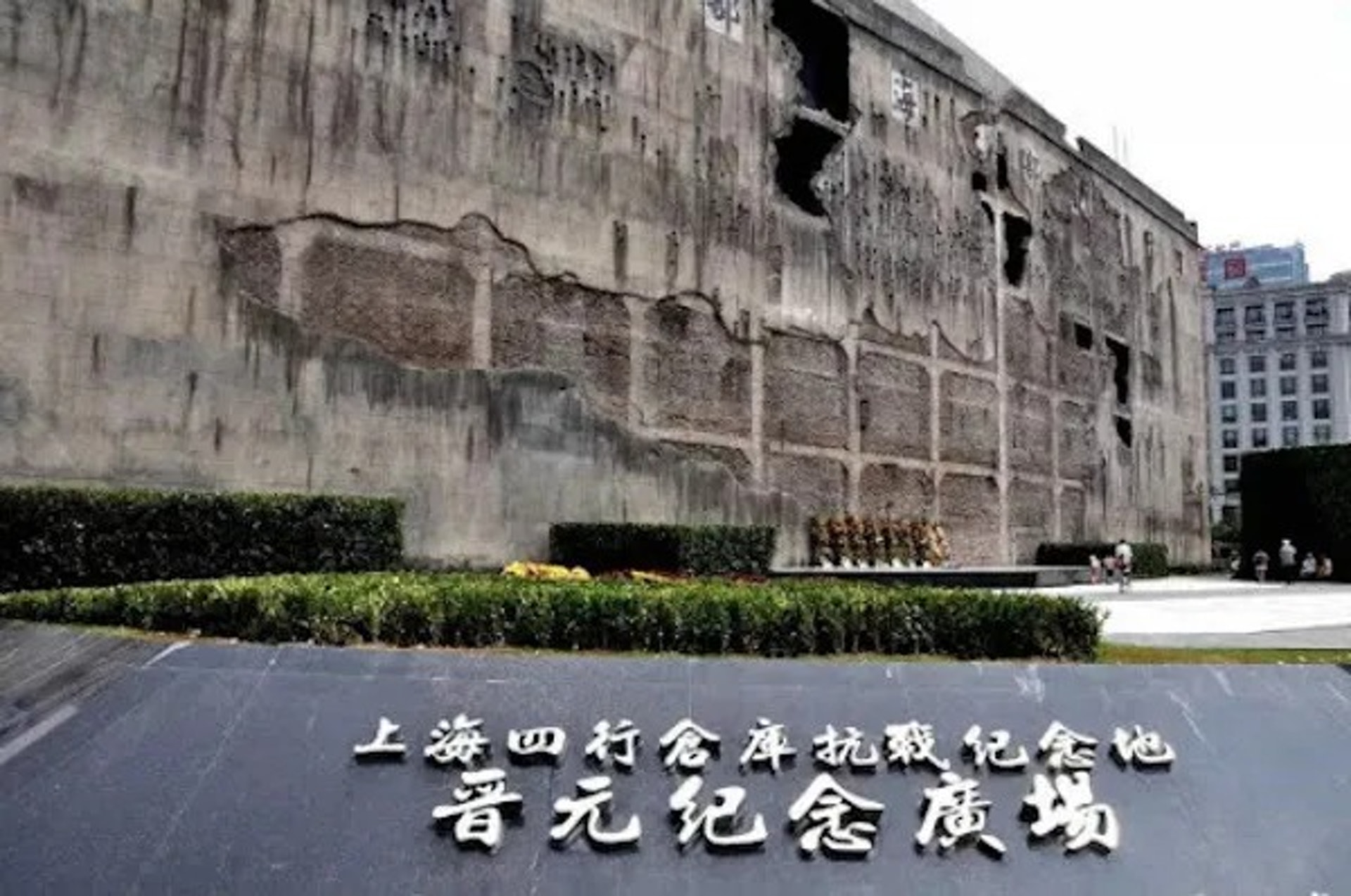 四行倉庫舊址成了暑假熱門打卡地。(澎湃新聞) 四行倉庫舊址成了暑假熱門打卡地。(澎湃新聞)
