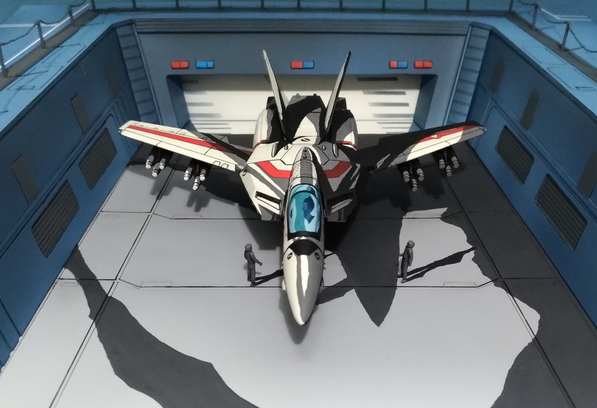動畫風塗裝 VF-1J，重現原作動畫的 Opening 一幕 （Twitter@ufjmFR0BF7t5Jq7）