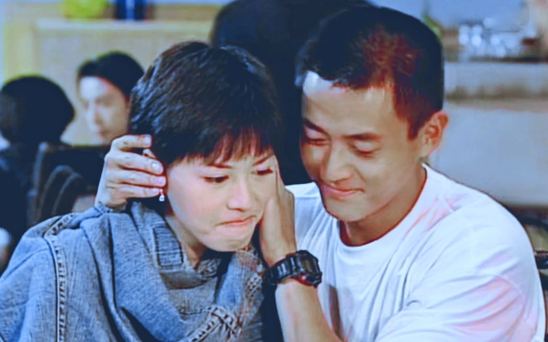 滕麗名在90年代進入娛樂圈,當年憑《陀槍師姐》中的陳三元一角人氣急升,也因此遇上魏駿傑,兩人戲假情真,在現實中發展成情侶,在不少觀眾眼中,他們是匹配的一對。(《陀槍師姐》劇照)