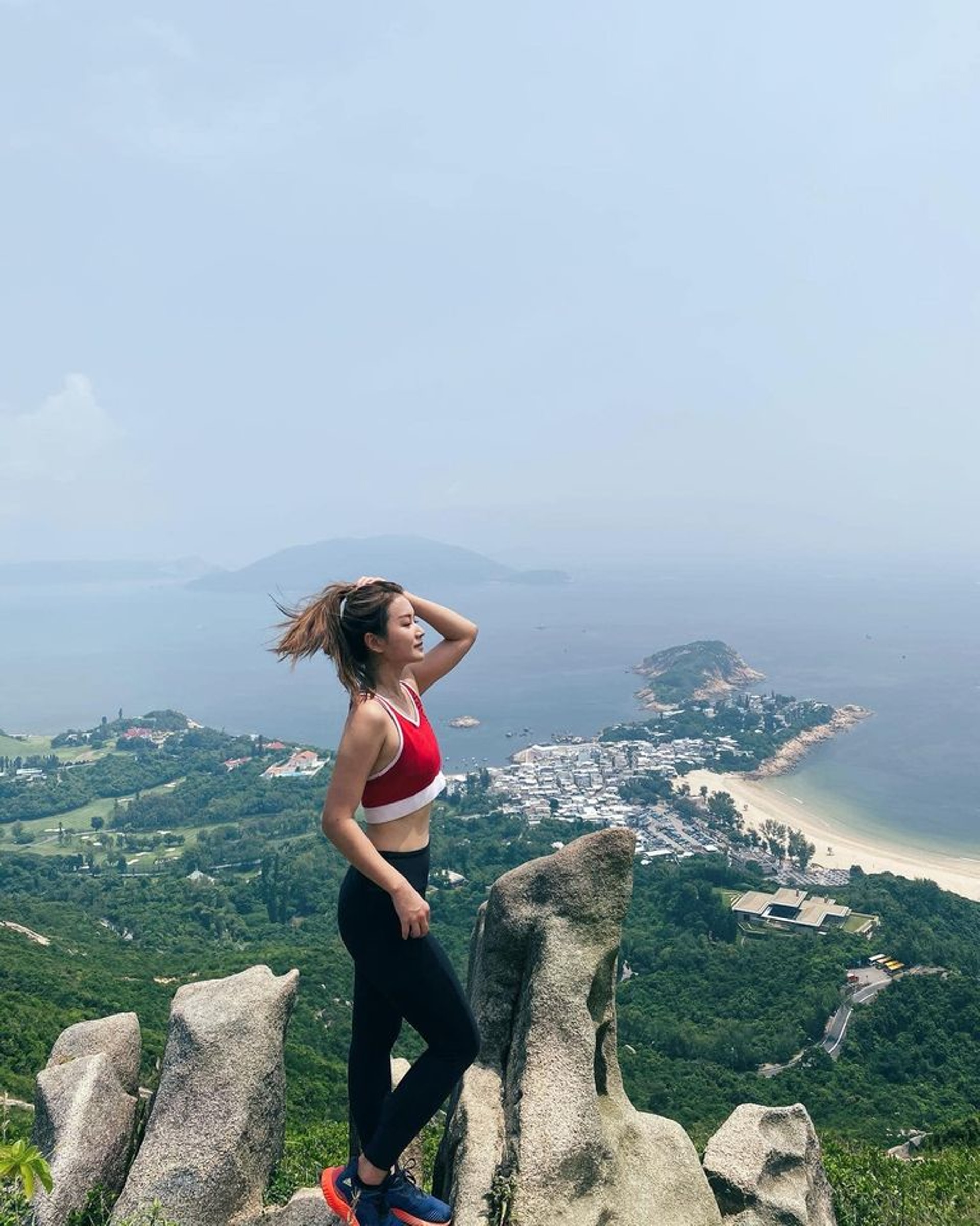 鍾晴在山上的開揚位置擺「甫士」影相。(鍾晴Instagram) 鍾晴在山上的開揚位置擺「甫士」影相。(鍾晴Instagram)