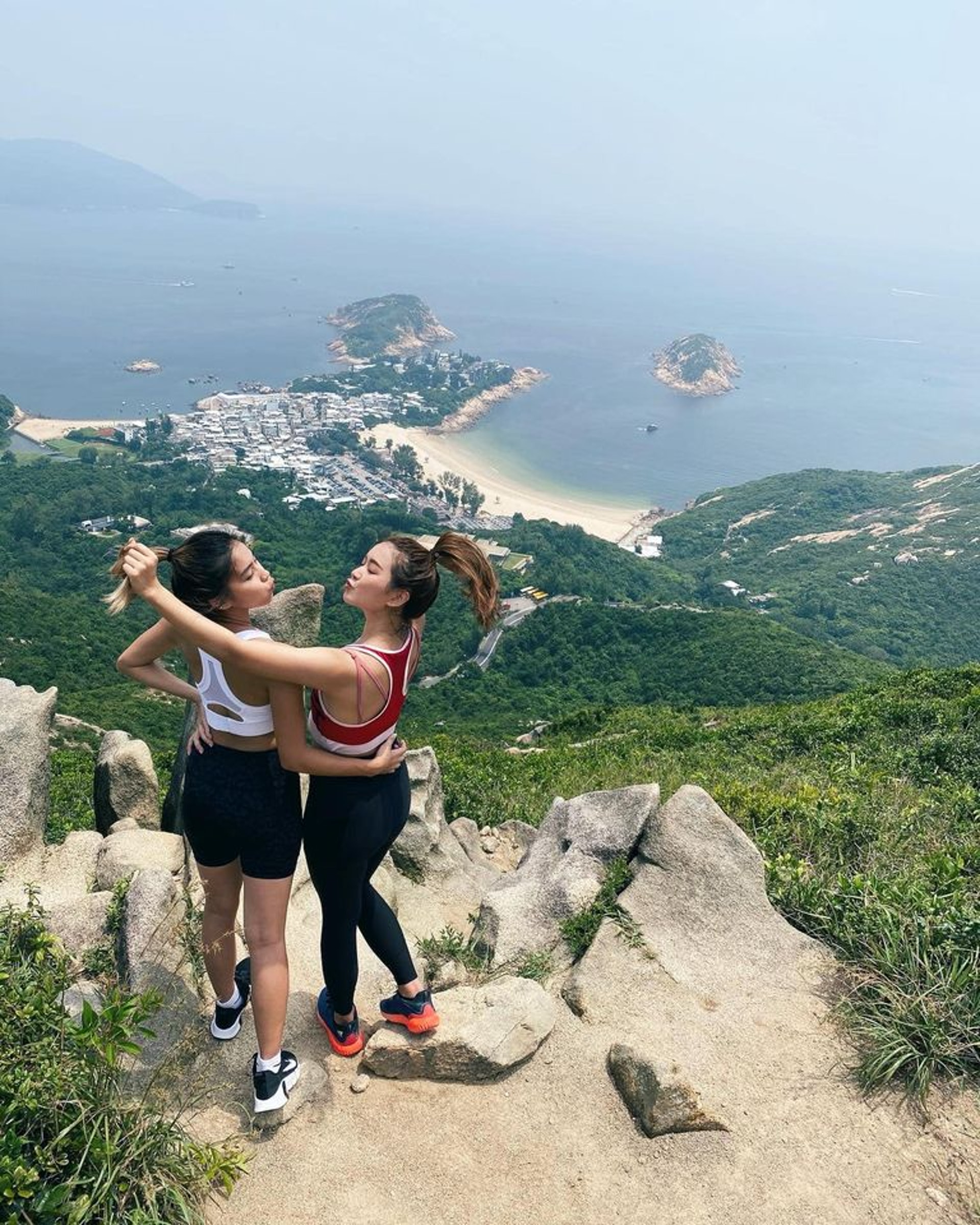鍾晴在網上分享,她跟朋友到龍脊行山。(鍾晴Instagram) 鍾晴在網上分享,她跟朋友到龍脊行山。(鍾晴Instagram)