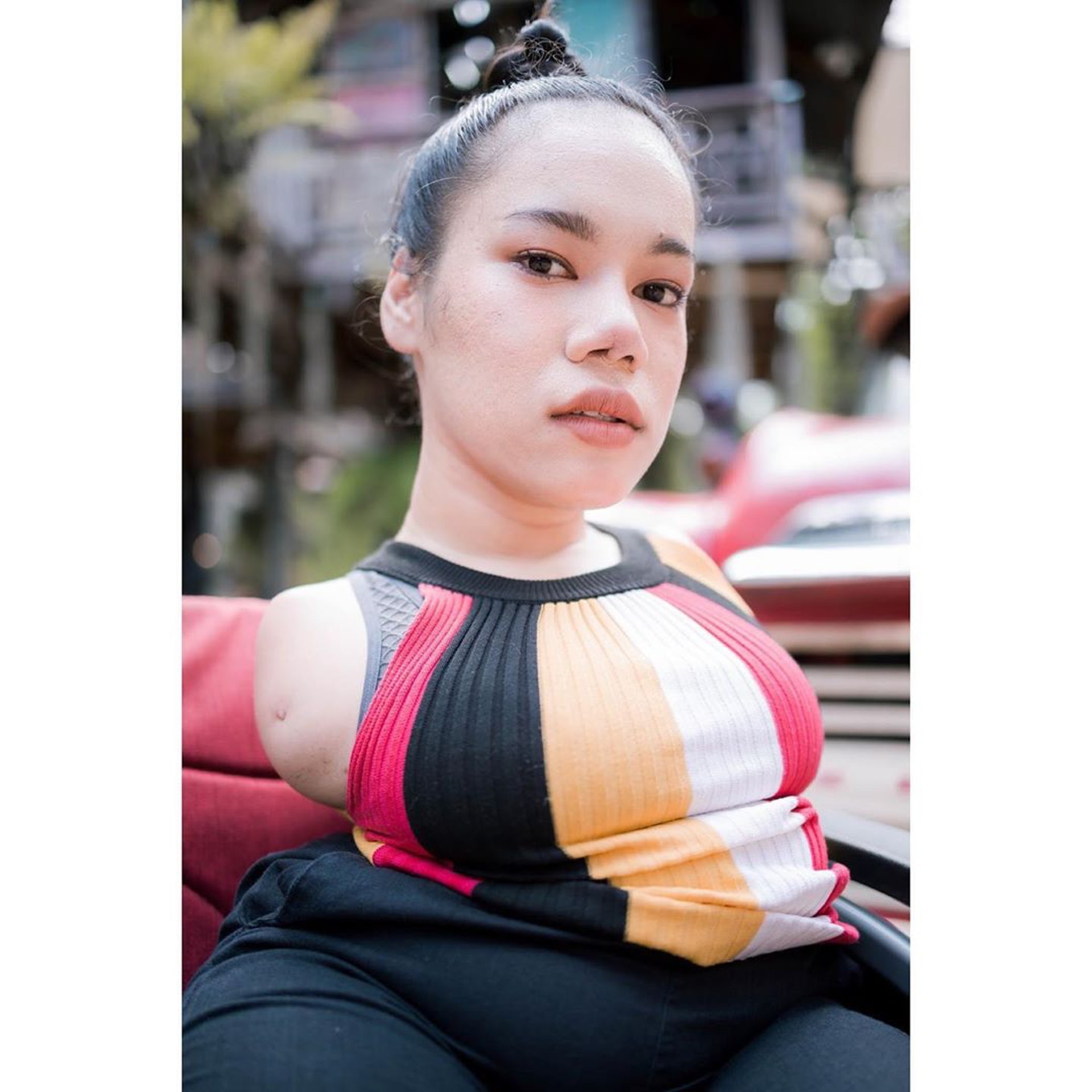 從小就失去雙臂的提達,因為先天性疾病時常被同儕欺負,但她卻沒有因此感到絕望,而是在「化妝」上找到夢想與自信,透過練習「用腳」化妝練就一身「高難度」技巧。(Instagram / @buntidaa) 從小就失去雙臂的提達,因為先天性疾病時常被同儕欺負,但她卻沒有因此感到絕望,而是在「化妝」上找到夢想與自信,透過練習「用腳」化妝練就一身「高難度」技巧。(Instagram / @buntidaa)