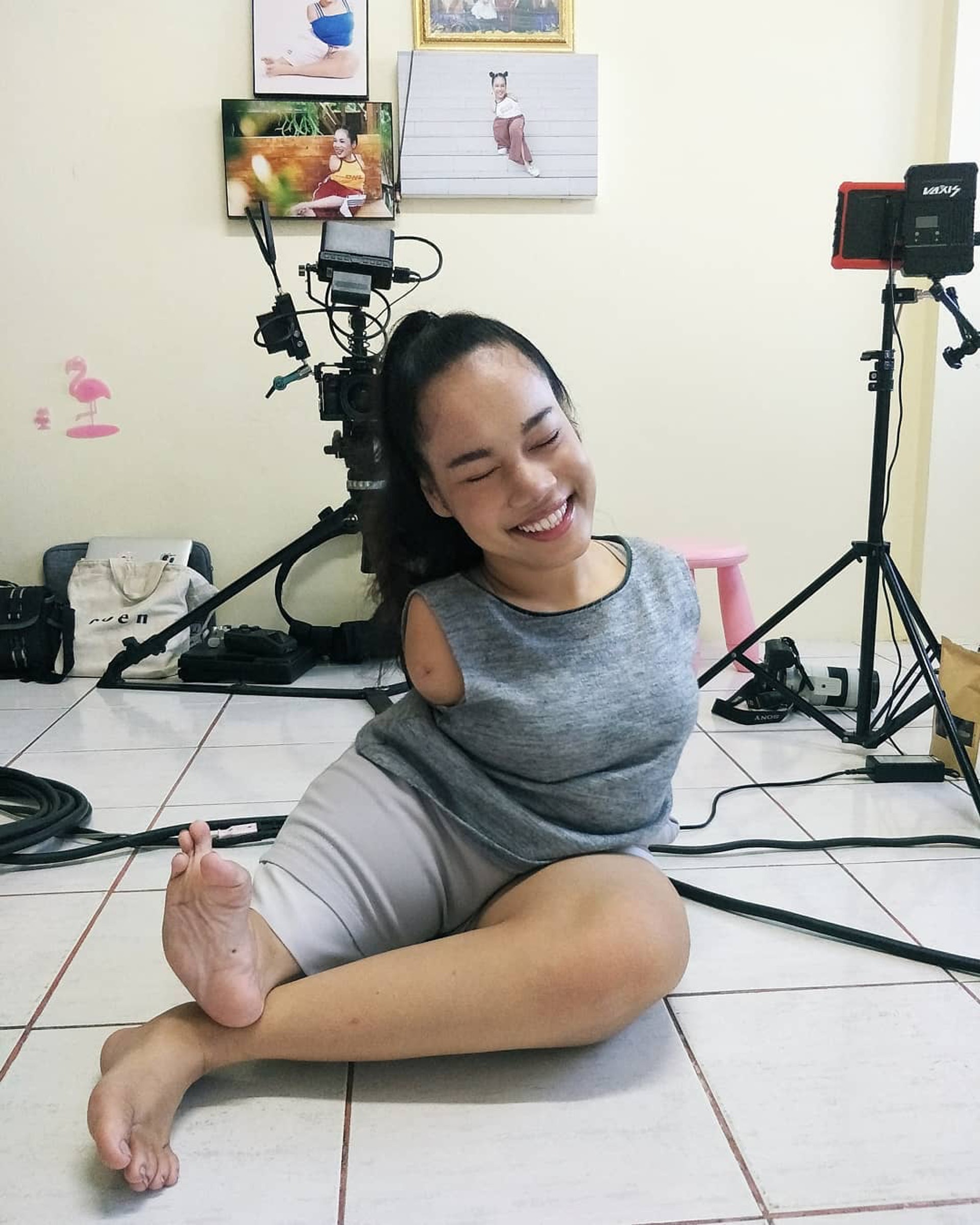 從小就失去雙臂的提達,因為先天性疾病時常被同儕欺負,但她卻沒有因此感到絕望,而是在「化妝」上找到夢想與自信,透過練習「用腳」化妝練就一身「高難度」技巧。(Instagram / @buntidaa) 從小就失去雙臂的提達,因為先天性疾病時常被同儕欺負,但她卻沒有因此感到絕望,而是在「化妝」上找到夢想與自信,透過練習「用腳」化妝練就一身「高難度」技巧。(Instagram / @buntidaa)