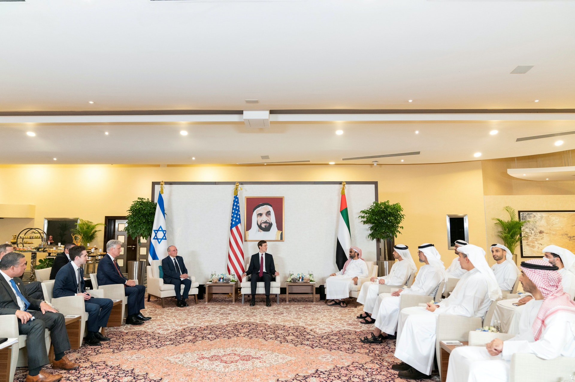 圖為8月31日,美國高級顧問庫什納(Jared Kushner)與以色列多名官員,前往阿聯酋與國家安全顧問阿勒納哈揚(Sheikh Tahnoun bin Zayed Al Nahyan)會面。(Reuters) 圖為8月31日,美國高級顧問庫什納(Jared Kushner)與以色列多名官員,前往阿聯酋與國家安全顧問阿勒納哈揚(Sheikh Tahnoun bin Zayed Al Nahyan)會面。(Reuters)