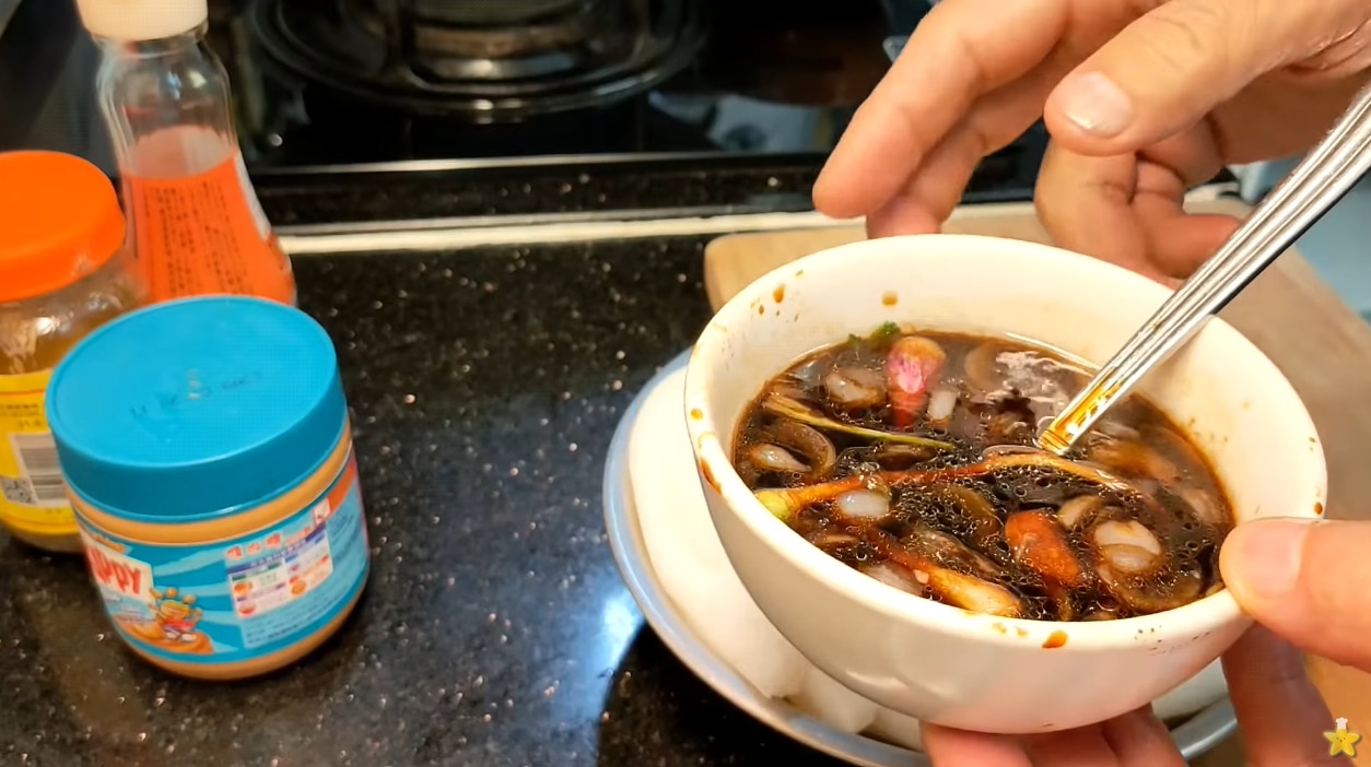 腸粉鼓油需要加多種材料煮出來。（YouTube頻道「職人吹水」授權）