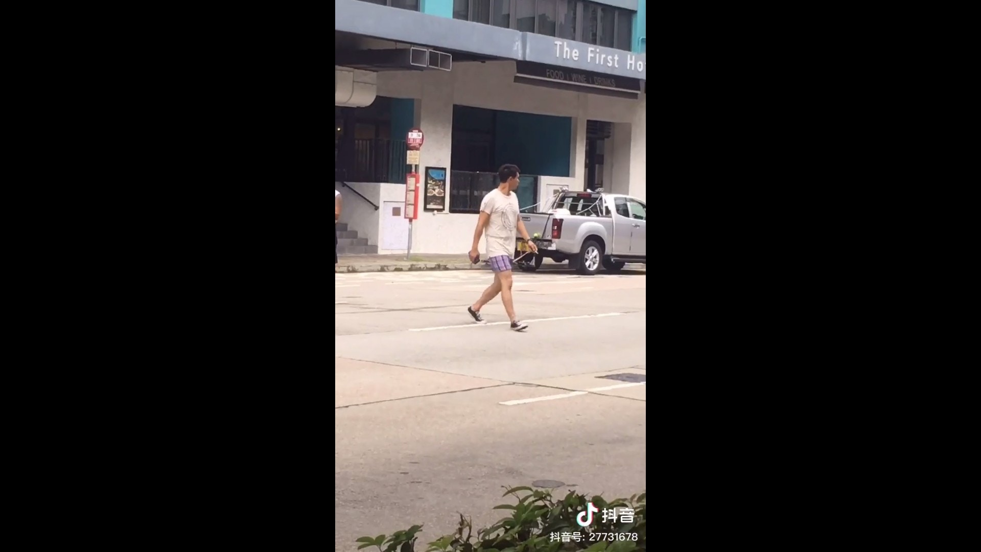 日前他以街坊Look現身鬧市拍攝外景。(影片截圖) 日前他以街坊Look現身鬧市拍攝外景。(影片截圖)