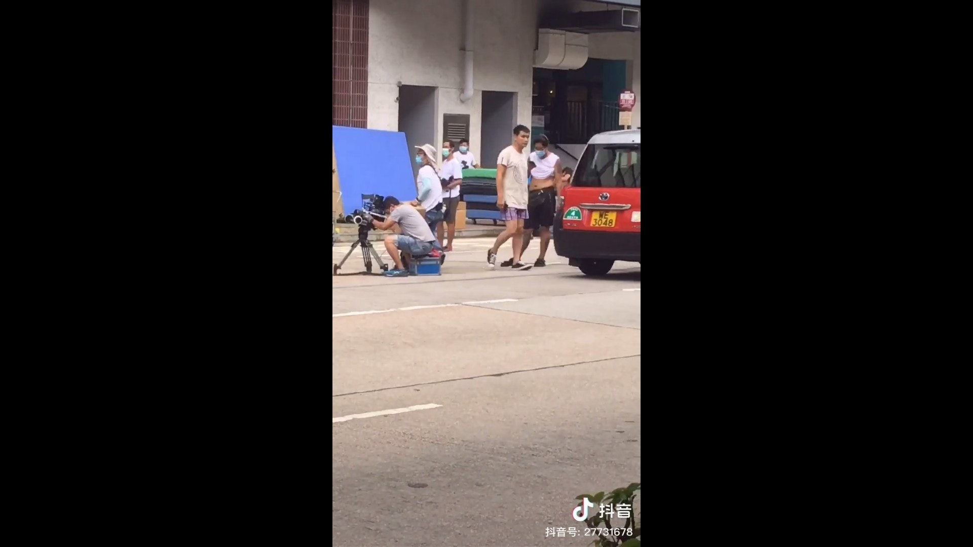 日前他以街坊Look現身鬧市拍攝外景。(影片截圖)