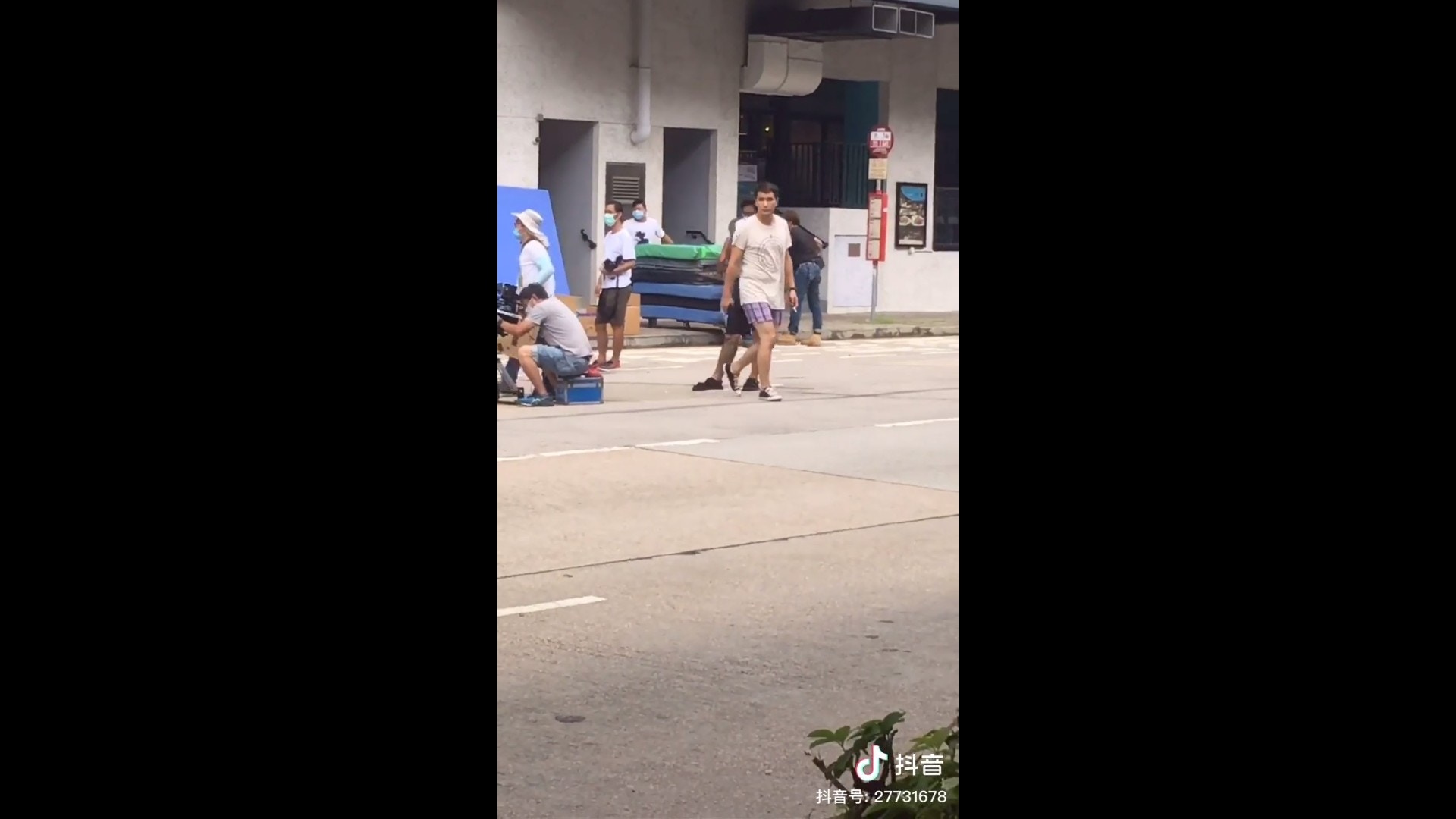 有路人認出展鵬並跟他打招呼，他亦非常友善揮手回應。（影片截圖）