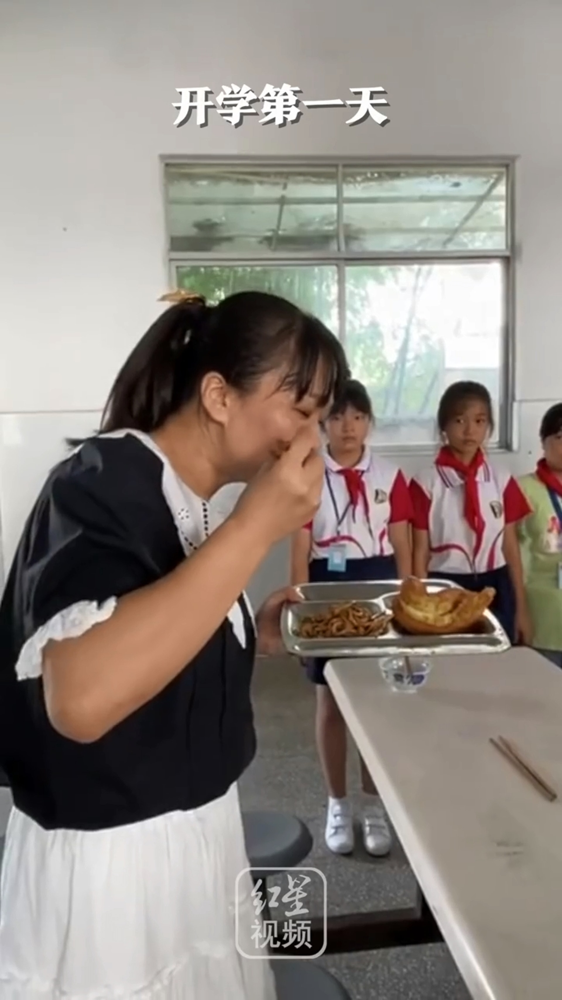 女副校長吃著學生剩下的麵及油炸鬼。(影片截圖) 女副校長吃著學生剩下的麵及油炸鬼。(影片截圖)