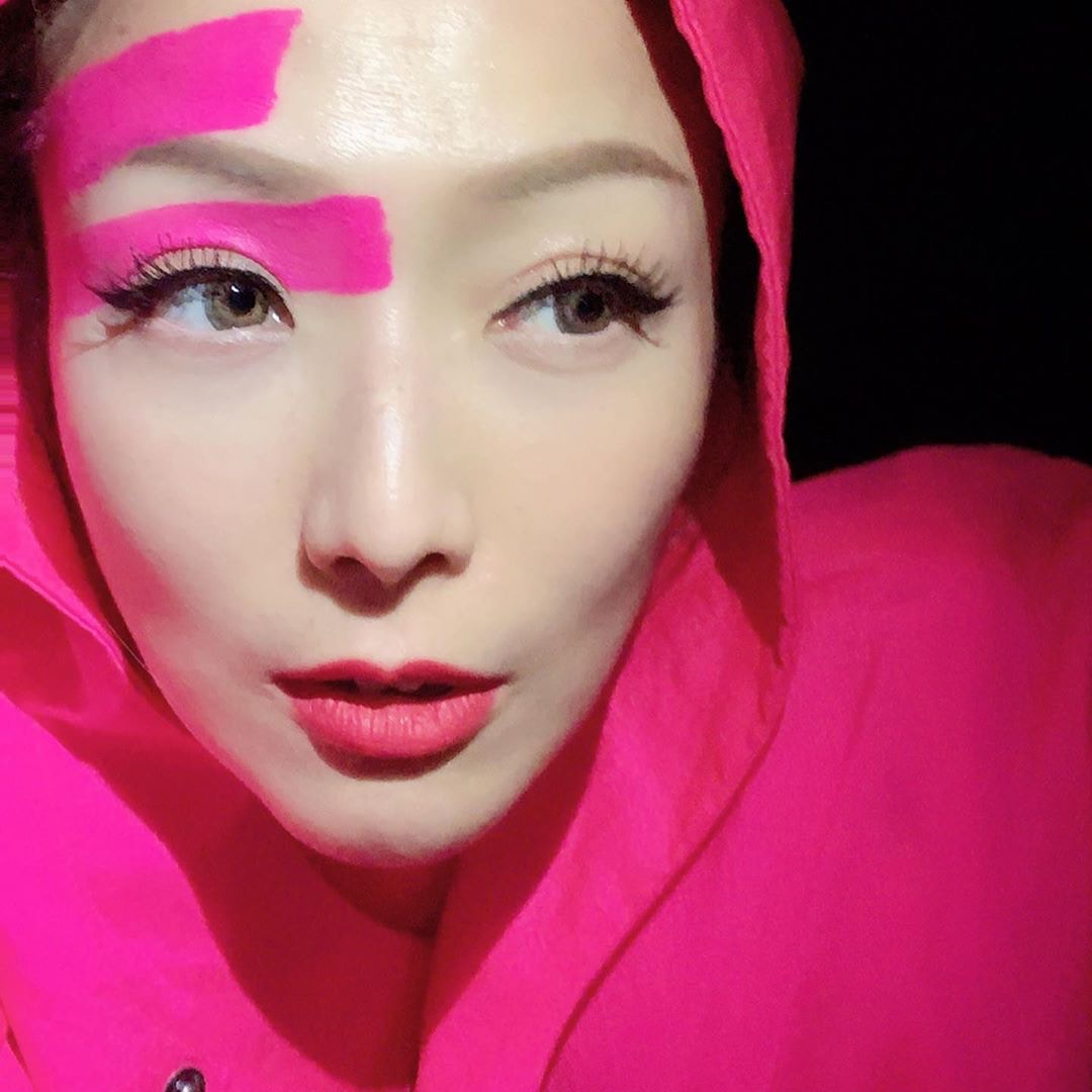 Sammi私底下也曾化過熒光眼妝。（Instagram@sammi_chengsauman）