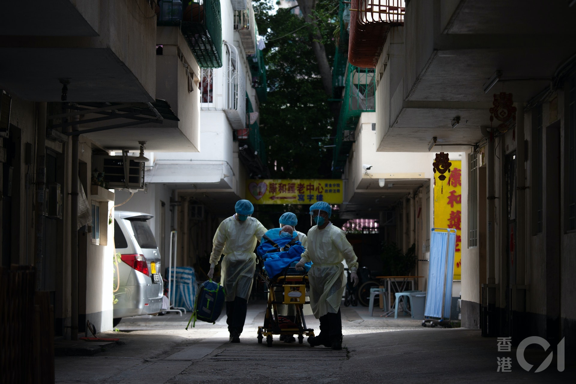【攻陷護老院、病房 死亡人數急增逾80】長者和長期病患者是高風險人士,可惜病毒在第三波疫情期間由社區衝入護老院和醫院其他病房。另外多家公立醫院病房出現疫情,感染不少長期病患者。第三波疫情奪去80多人的生命,留下80多個肢離破碎的家庭。(資料圖片/梁鵬威攝) 【攻陷護老院、病房 死亡人數急增逾80】長者和長期病患者是高風險人士,可惜病毒在第三波疫情期間由社區衝入護老院和醫院其他病房。另外多家公立醫院病房出現疫情,感染不少長期病患者。第三波疫情奪去80多人的生命,留下80多個肢離破碎的家庭。(資料圖片/梁鵬威攝)