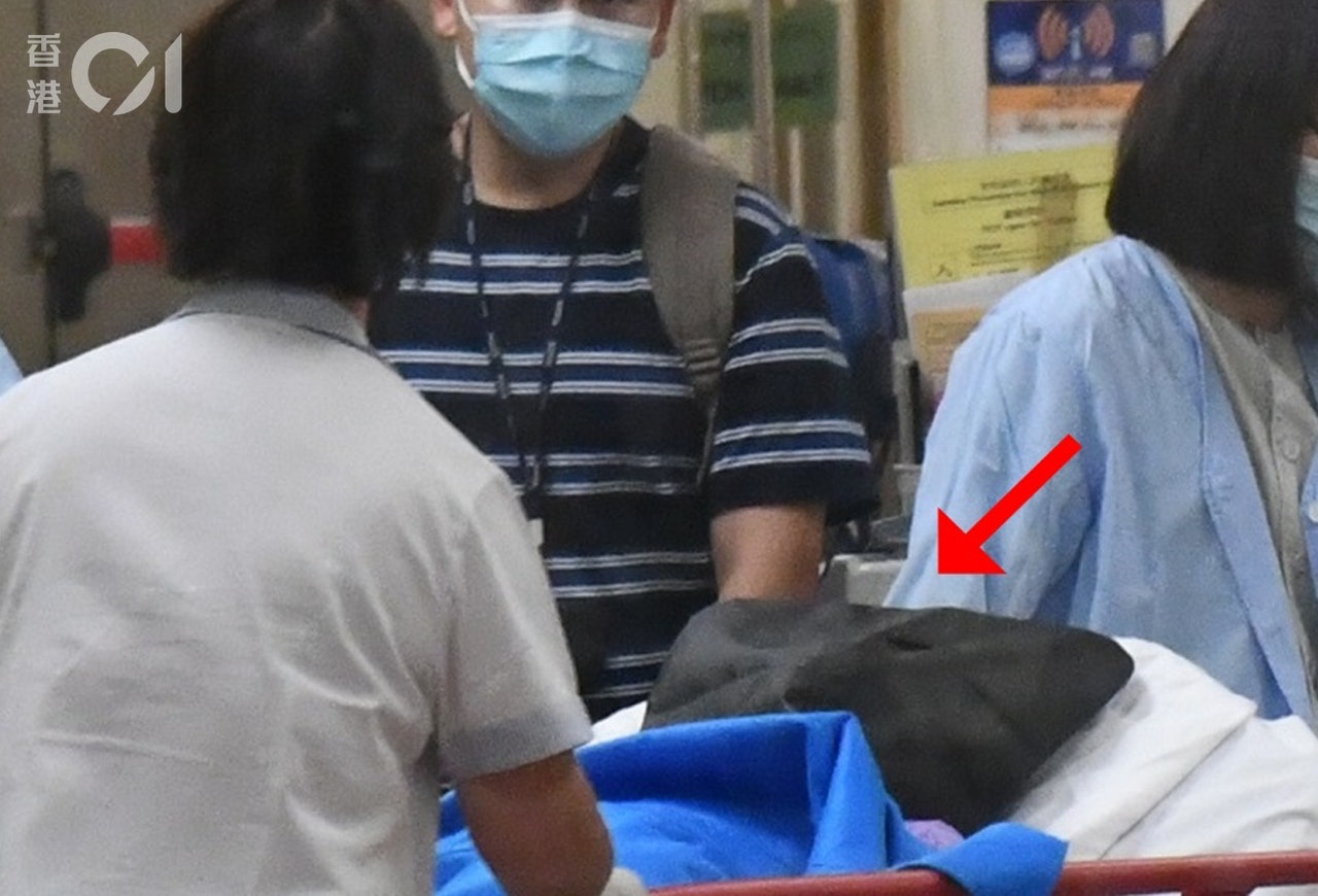 被捕母親雙手受傷,黑布蒙頭送院治理。 被捕母親雙手受傷,黑布蒙頭送院治理。