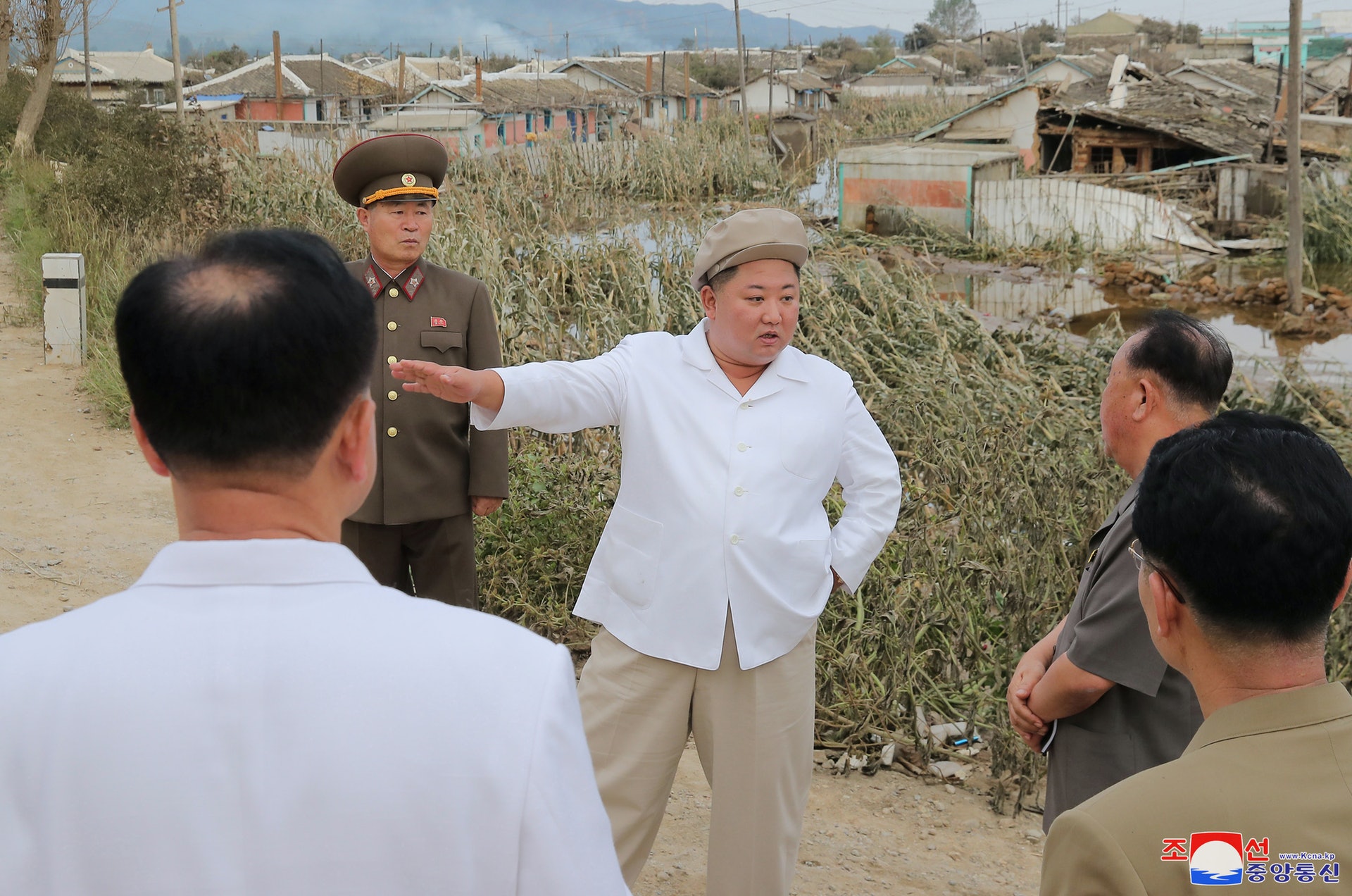 金正恩視察受到颱風襲擊的災區。(Reuters) 金正恩視察受到颱風襲擊的災區。(Reuters)