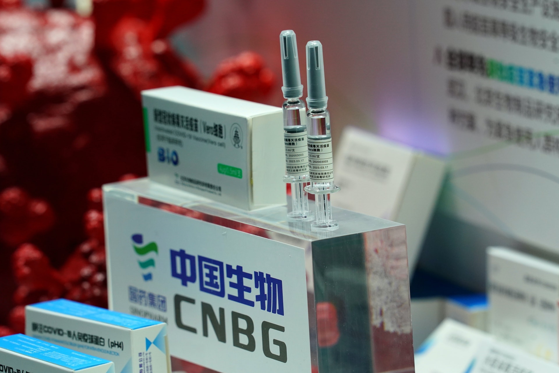 國藥集團中國生物兩款新冠滅活疫苗實物首次亮相,吸引眾人目光。(資料圖片) 國藥集團中國生物兩款新冠滅活疫苗實物首次亮相,吸引眾人目光。(資料圖片)