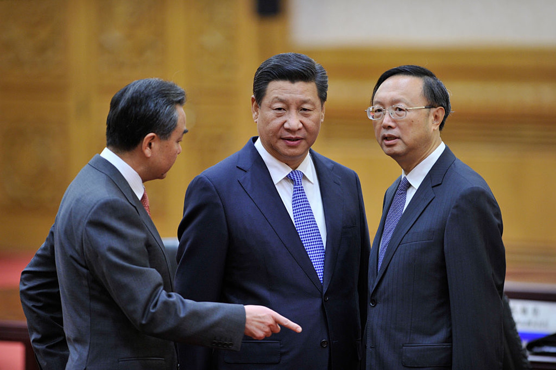 楊潔篪(右)與王毅(左)是目前中國外交體系最高階官員。圖為2014年11月8日,習近平與二人在等待孟加拉總統哈米德(Abdul Hamid)到訪時相互交談。(Getty) 楊潔篪(右)與王毅(左)是目前中國外交體系最高階官員。圖為2014年11月8日,習近平與二人在等待孟加拉總統哈米德(Abdul Hamid)到訪時相互交談。(Getty)