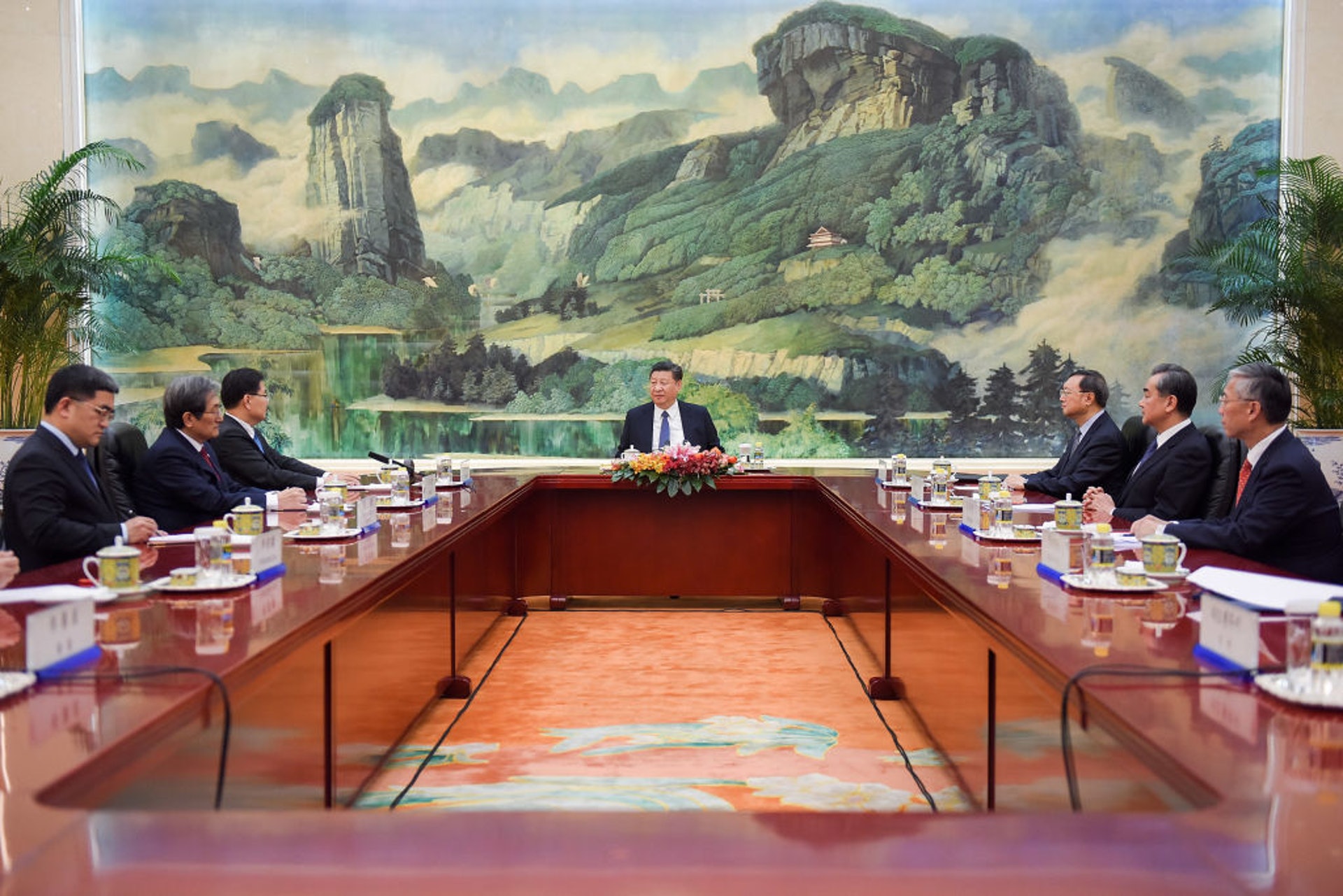 楊潔篪與王毅經常隨同習近平出席重要外事工作會議。2018年3月,楊潔篪與王毅(右三、右二)隨同習近平與來訪的韓國青瓦台國家安保室室長鄭義溶(左三)會面。(Getty) 楊潔篪與王毅經常隨同習近平出席重要外事工作會議。2018年3月,楊潔篪與王毅(右三、右二)隨同習近平與來訪的韓國青瓦台國家安保室室長鄭義溶(左三)會面。(Getty)