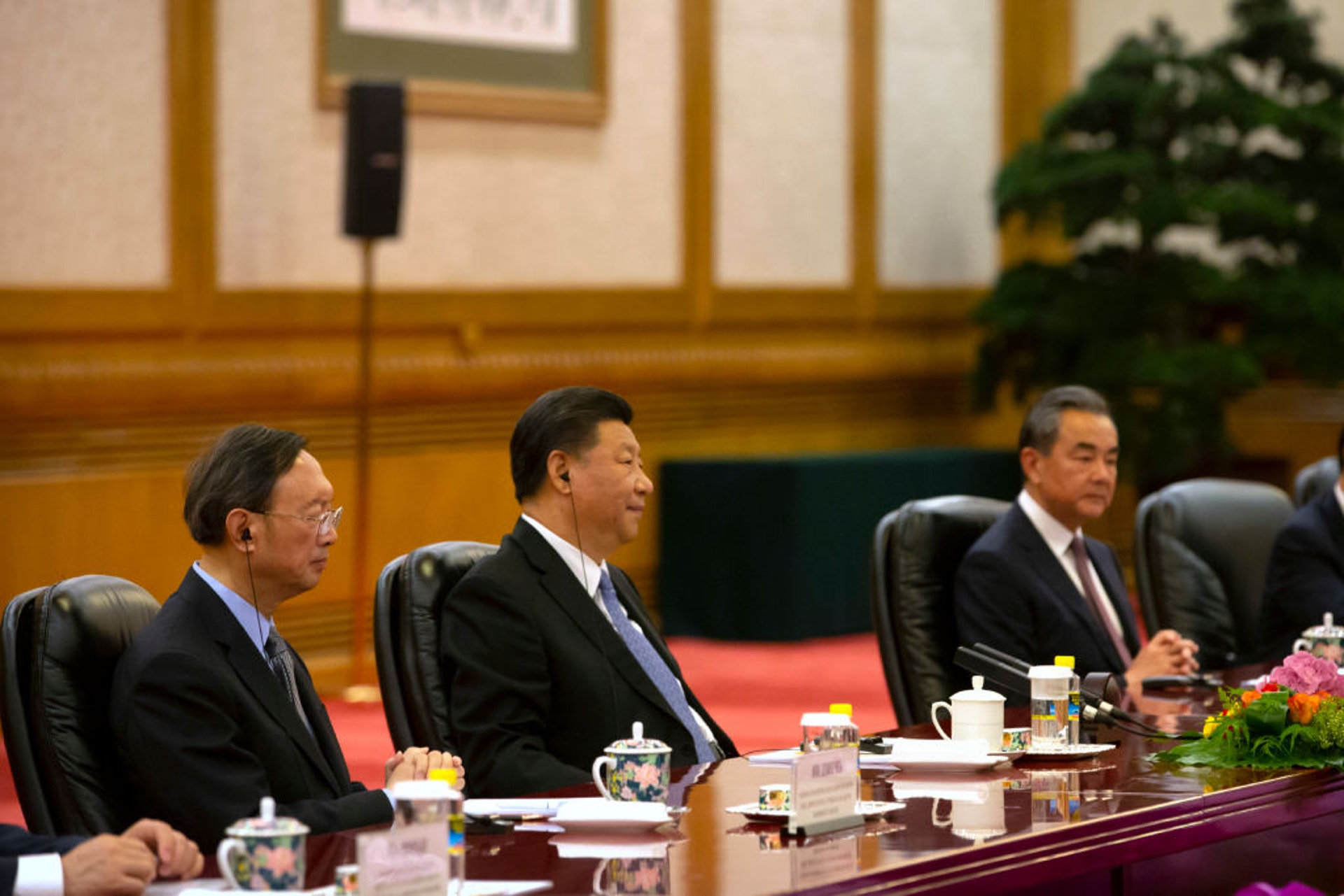 楊潔篪於2007年至2013年中共十七大期間擔任外交部長,2013年至2017年間由王毅接任部長職務,楊則擔任國務委員、中央外事工作領導小組辦公室主任。2017年中共十九大召開,楊潔篪成為繼1980年代錢其琛之後,首個列席政治局的外交體系官員。(Getty) 楊潔篪於2007年至2013年中共十七大期間擔任外交部長,2013年至2017年間由王毅接任部長職務,楊則擔任國務委員、中央外事工作領導小組辦公室主任。2017年中共十九大召開,楊潔篪成為繼1980年代錢其琛之後,首個列席政治局的外交體系官員。(Getty)