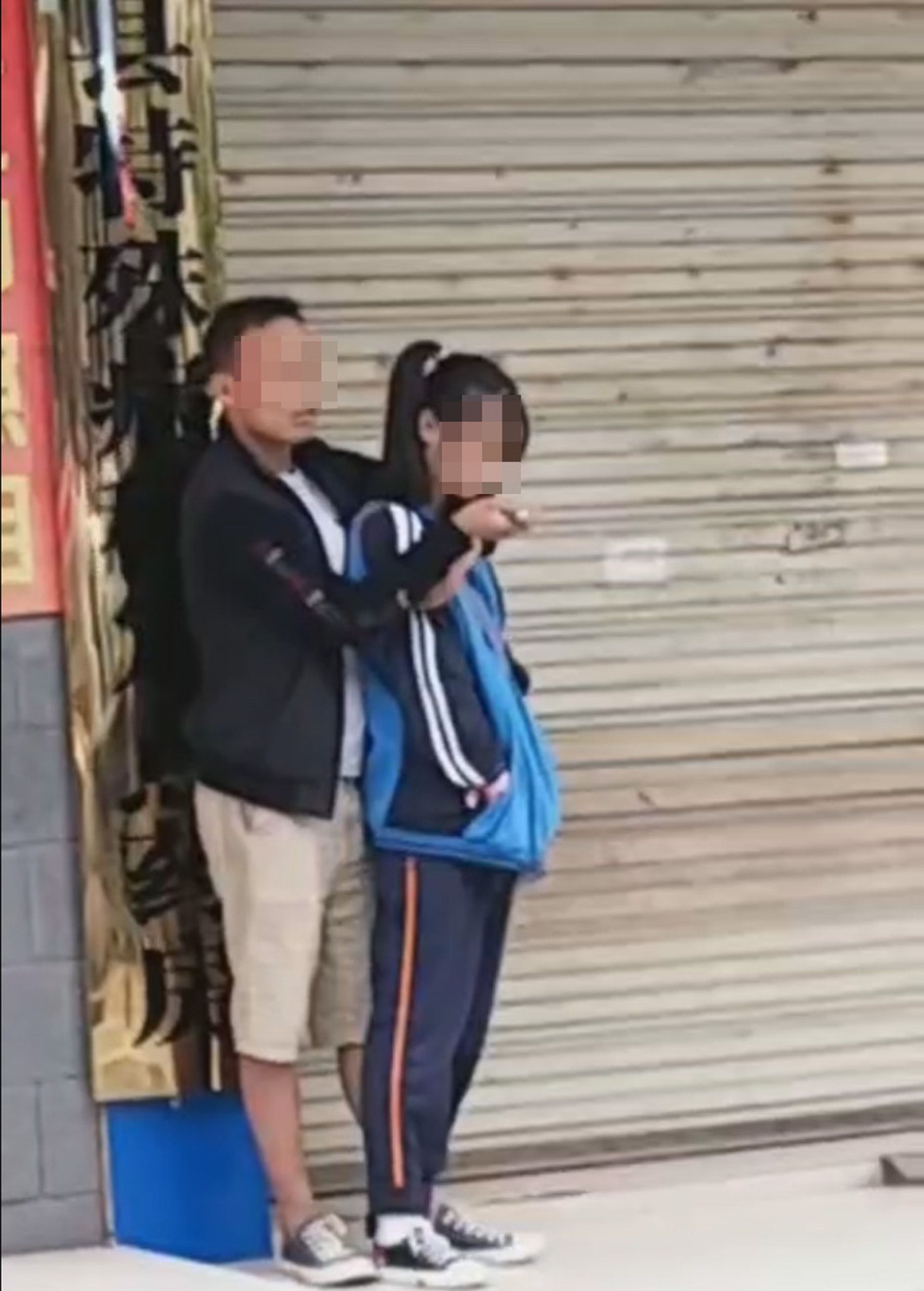 男子挾持一名女生,並用刀架女生頸項與警察、民眾對峙。(網絡圖片) 男子挾持一名女生,並用刀架女生頸項與警察、民眾對峙。(網絡圖片)