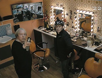 觀眾在實時監控畫面中看見兩位主角在拍劇期間撞鬼,究竟是真是假?(影片截圖) 觀眾在實時監控畫面中看見兩位主角在拍劇期間撞鬼,究竟是真是假?(影片截圖)