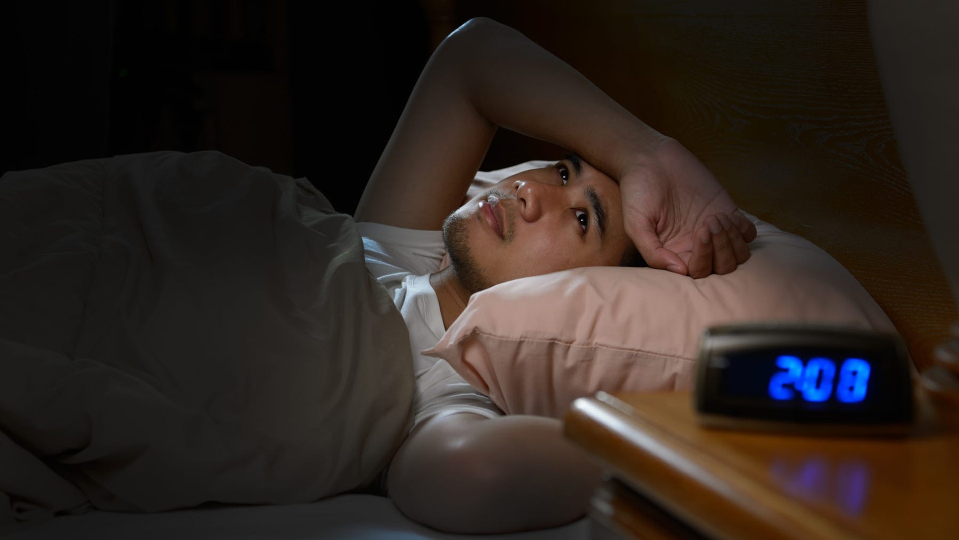 失眠患者會感到情緒低落，甚至影響日常生活及工作。（圖片：amenic481/Shutterstock）
