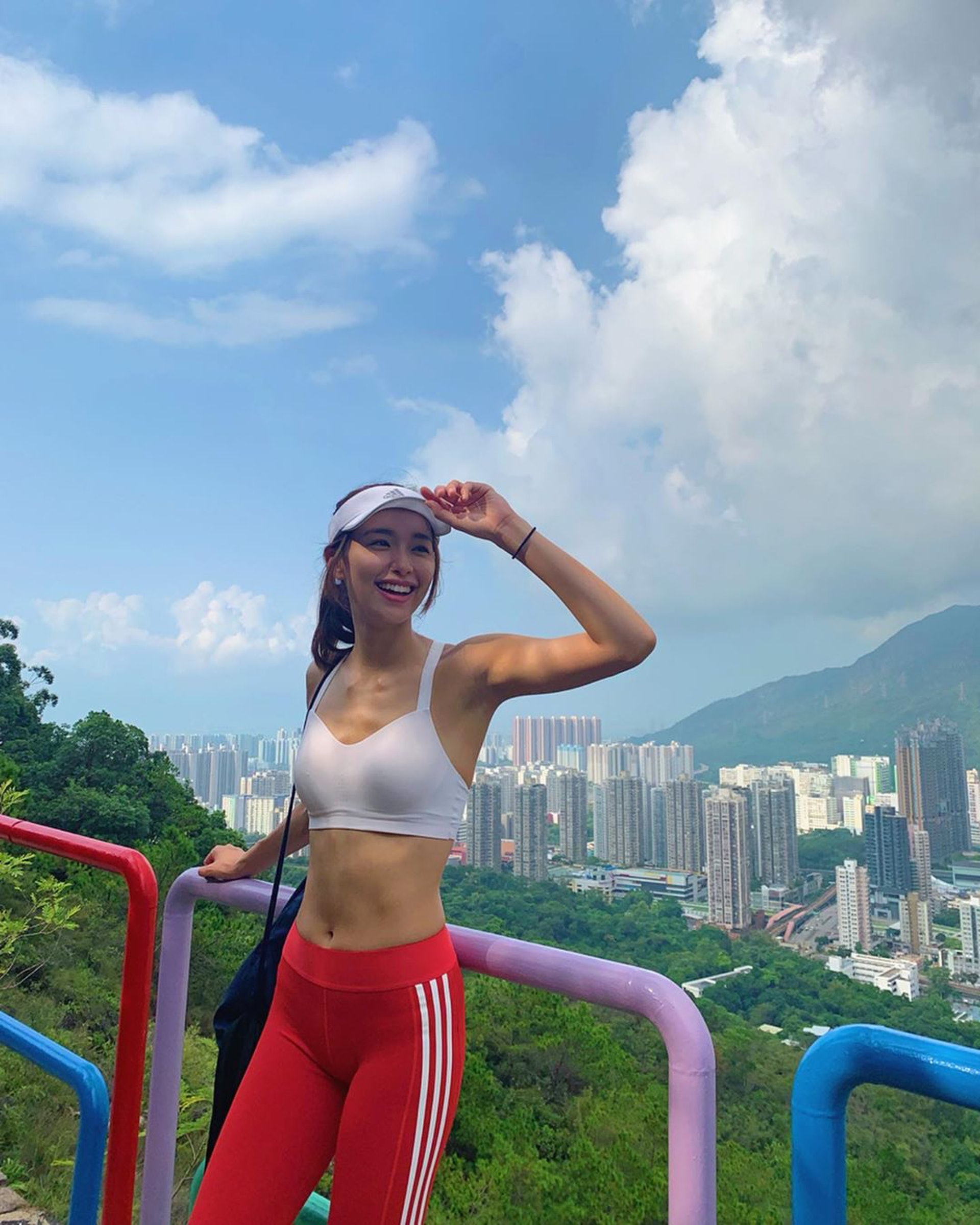 曾淑雅在屯門徑「彩虹欄杆」打卡。(Instagram) 曾淑雅在屯門徑「彩虹欄杆」打卡。(Instagram)