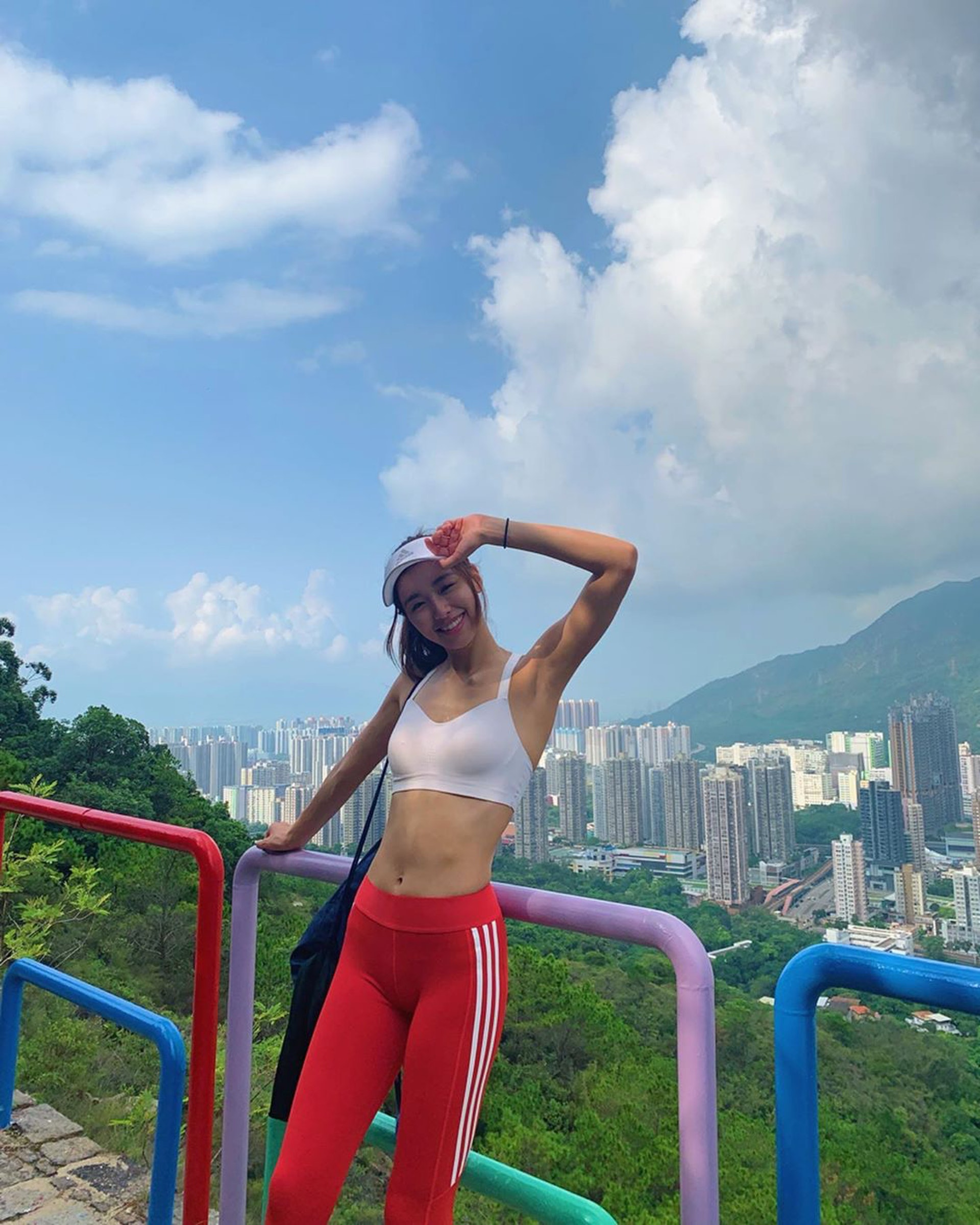 曾淑雅在屯門徑「彩虹欄杆」打卡。(Instagram) 曾淑雅在屯門徑「彩虹欄杆」打卡。(Instagram)