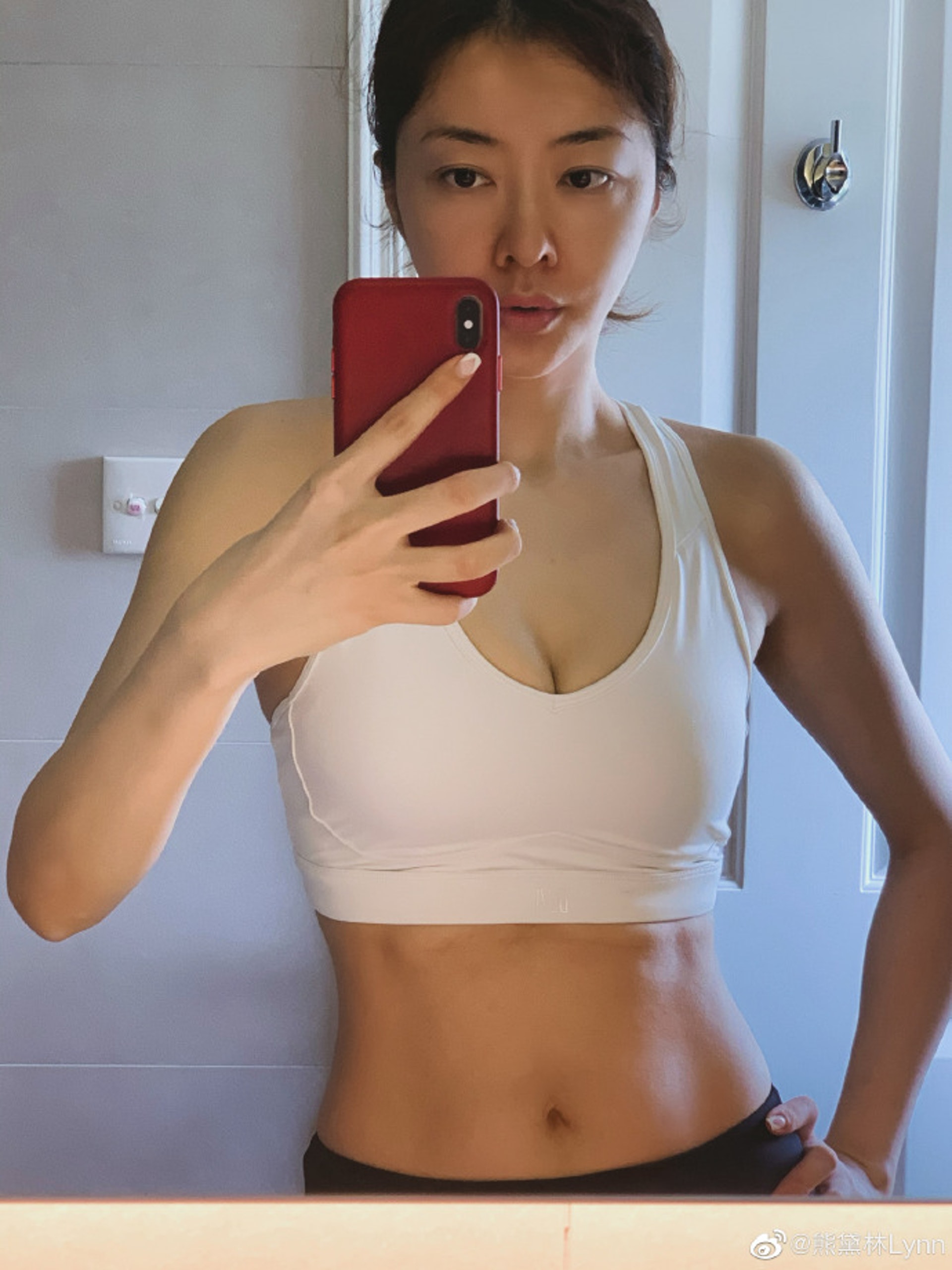 現年39歲的熊黛林即便生下兩位可愛的女兒,仍能維持昔日的模特兒身材。(熊黛林Lynn@微博) 現年39歲的熊黛林即便生下兩位可愛的女兒,仍能維持昔日的模特兒身材。(熊黛林Lynn@微博)