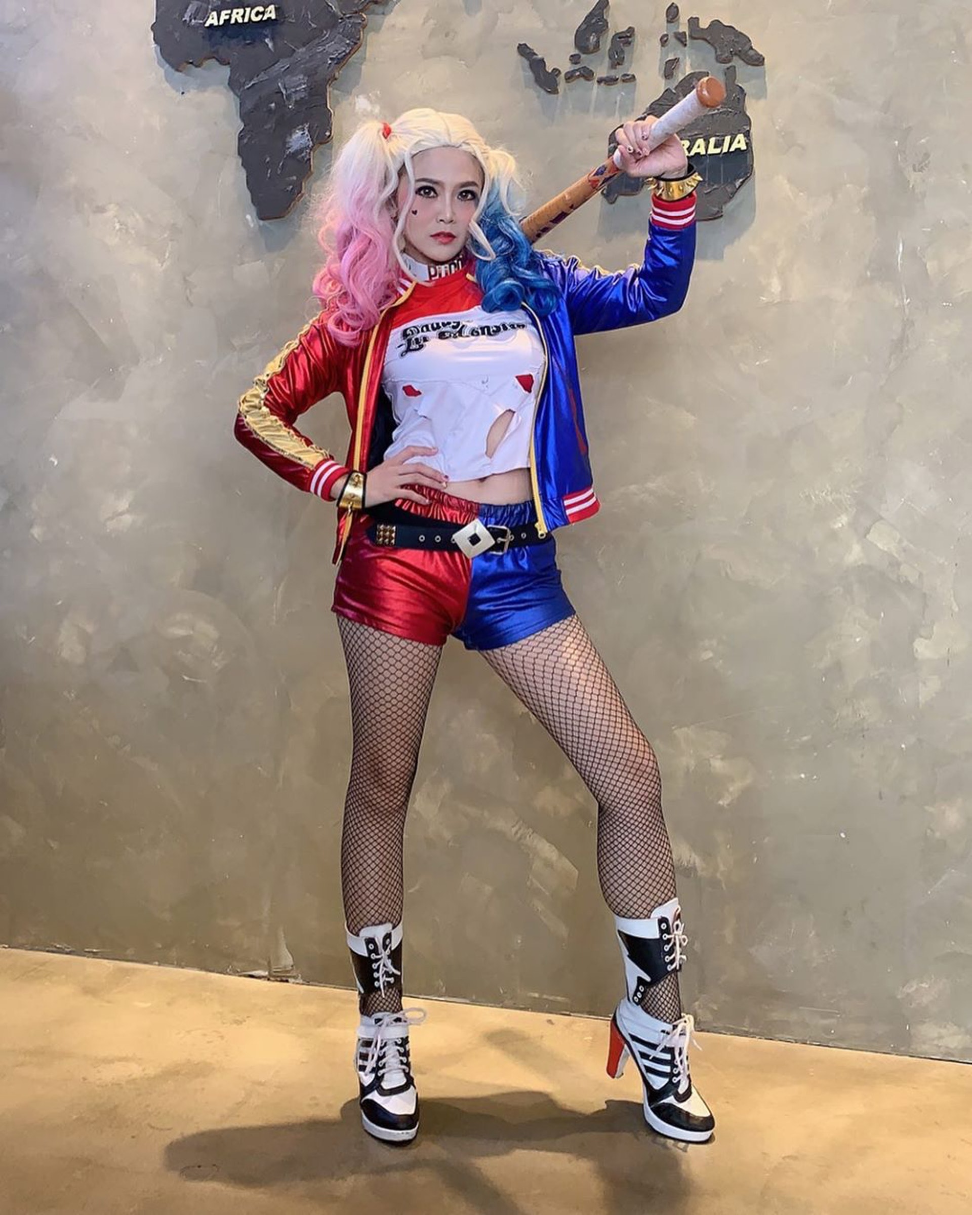 DJ圓圓化身最愛的角色之一小丑女闖關遊戲,過程吸引民眾圍觀並要求拍照,讓她成為最佳的宣傳人形立牌。(IG@djyuanyuan) DJ圓圓化身最愛的角色之一小丑女闖關遊戲,過程吸引民眾圍觀並要求拍照,讓她成為最佳的宣傳人形立牌。(IG@djyuanyuan)