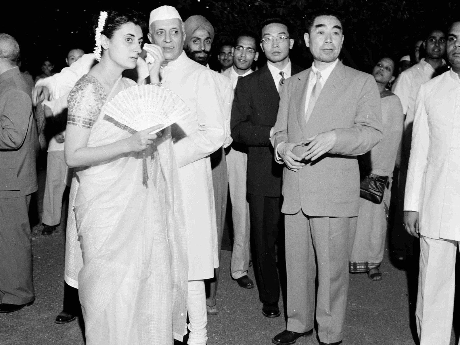 1954年周恩來(右二)前往印度與尼赫魯舉行會談,但仍無法消弭印度蠶食爭議性疆土的行動。(人民網) 1954年周恩來(右二)前往印度與尼赫魯舉行會談,但仍無法消弭印度蠶食爭議性疆土的行動。(人民網)