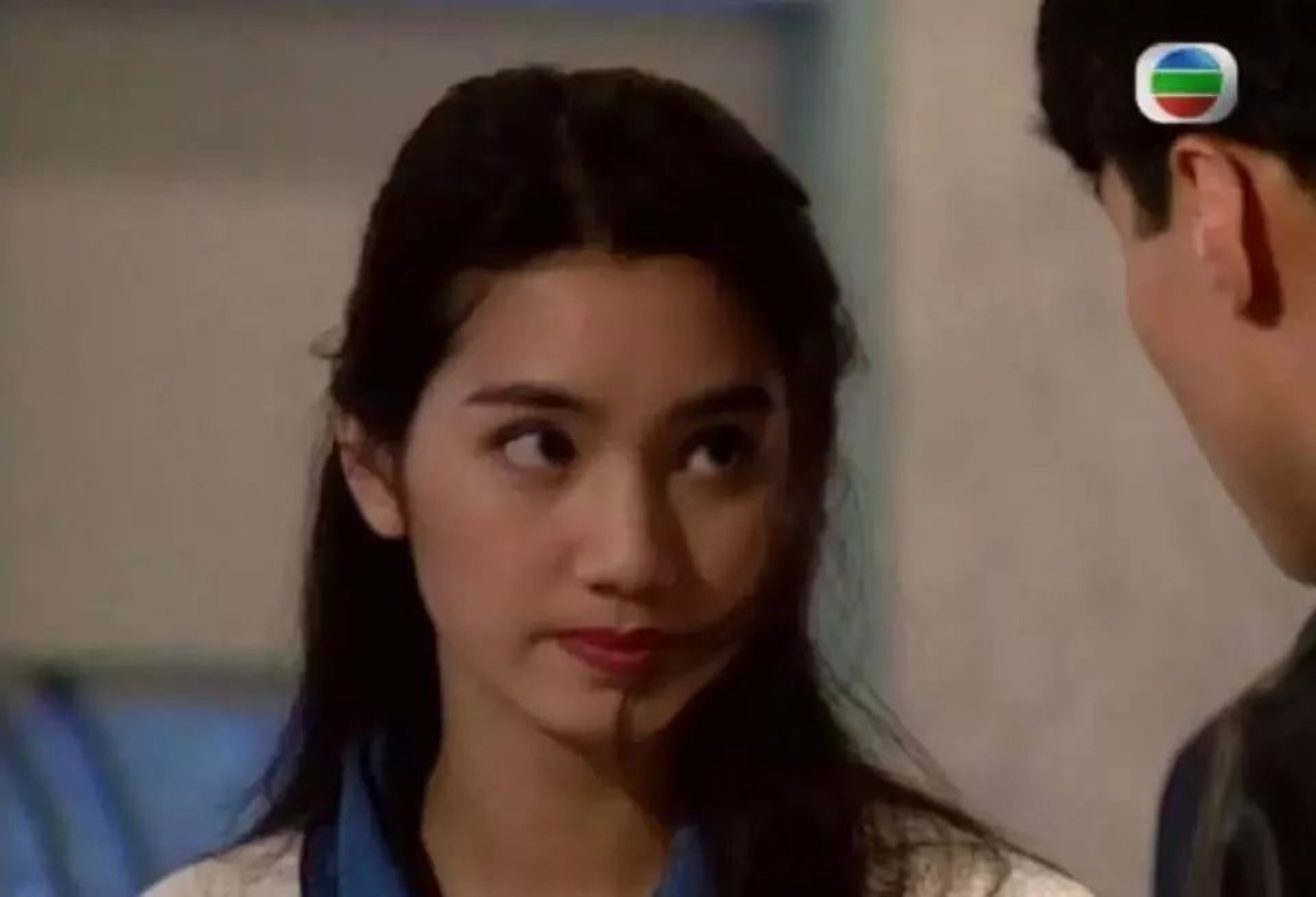 洪欣美貌出眾,1990年入行後,參與電視劇及電影演出,亦曾為無綫電視藝員之一,拍攝《魔刀俠情》及《原振俠》等電視劇。(網上圖片) 洪欣美貌出眾,1990年入行後,參與電視劇及電影演出,亦曾為無綫電視藝員之一,拍攝《魔刀俠情》及《原振俠》等電視劇。(網上圖片)