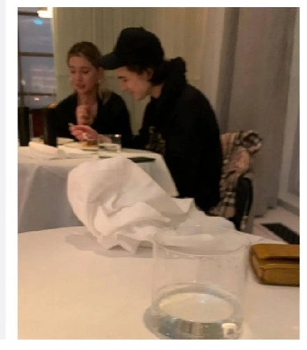 添麥菲查洛美與Eve Jobs撐枱腳被斷正。(網上圖片) 添麥菲查洛美與Eve Jobs撐枱腳被斷正。(網上圖片)