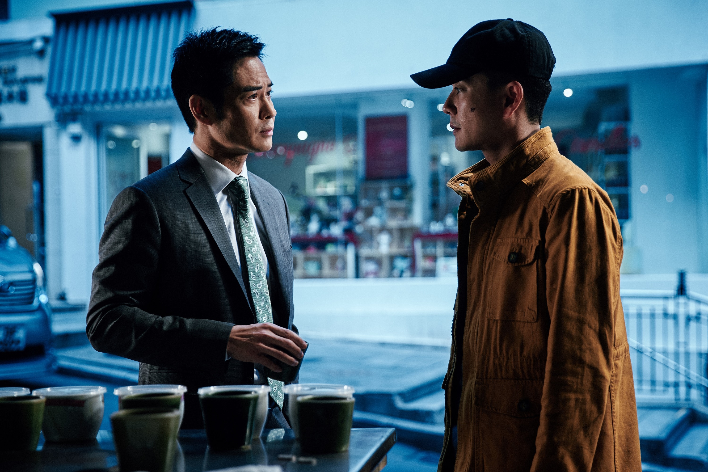 戲中飾演兩兄弟的鄭嘉穎及黃宗澤，都好耐冇合作，今次仲會在中環街頭追逐戲。（《G風暴》劇照）