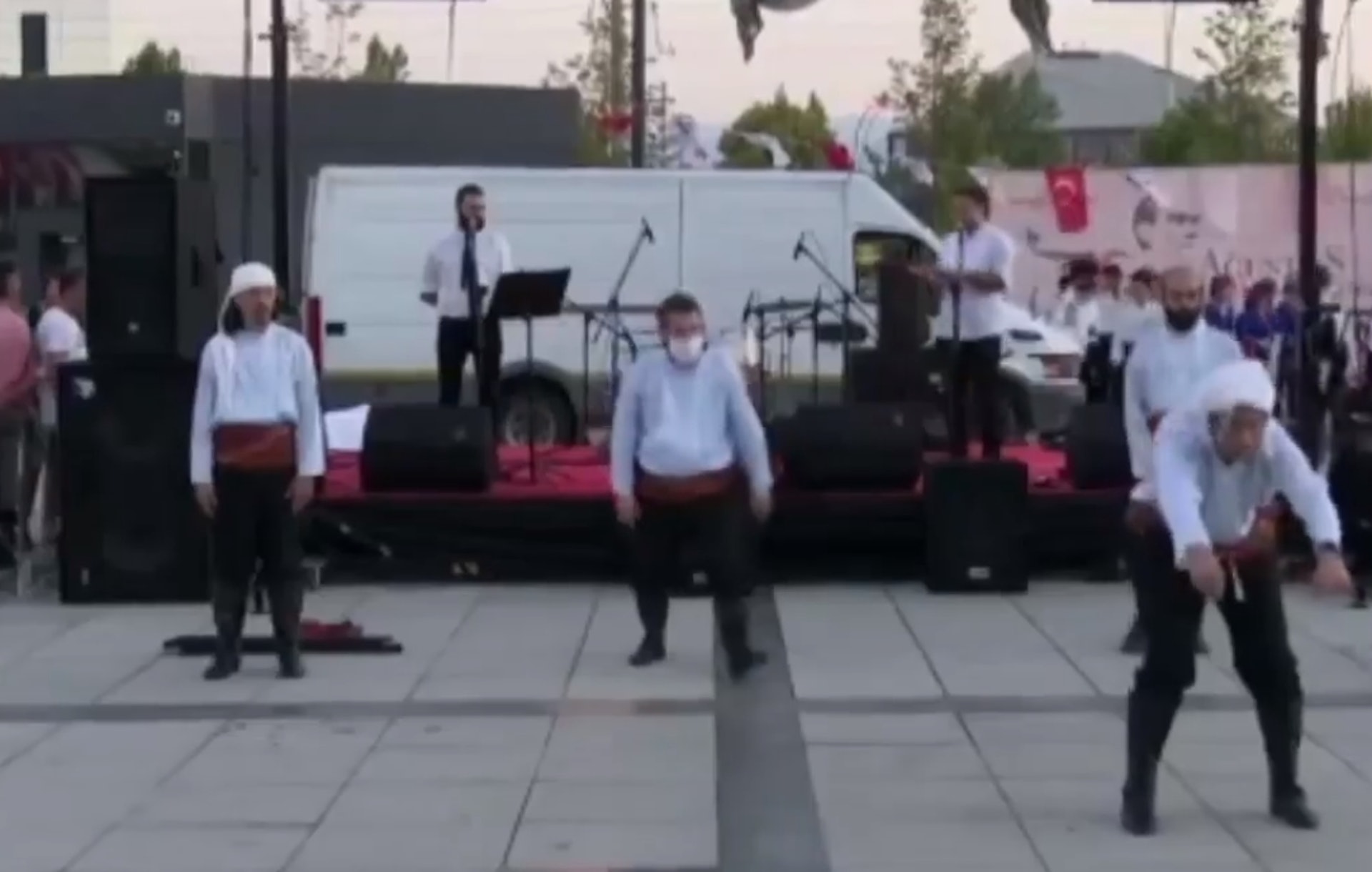 土耳其一場街頭表演中,男演員Uzunsoy表演墜馬。(影片截圖:Facebook@Kocaelivizyon.com) 土耳其一場街頭表演中,男演員Uzunsoy表演墜馬。(影片截圖:Facebook@Kocaelivizyon.com)