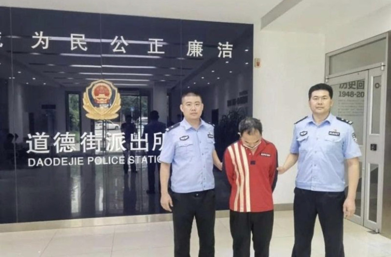 濟南1名流浪漢(中),幸運撿到大門鑰匙,卻蠢到想用「手刀」劈暈屋主。(圖片擷取自︰YouTube,安徽衛視頻道) 濟南1名流浪漢(中),幸運撿到大門鑰匙,卻蠢到想用「手刀」劈暈屋主。(圖片擷取自︰YouTube,安徽衛視頻道)