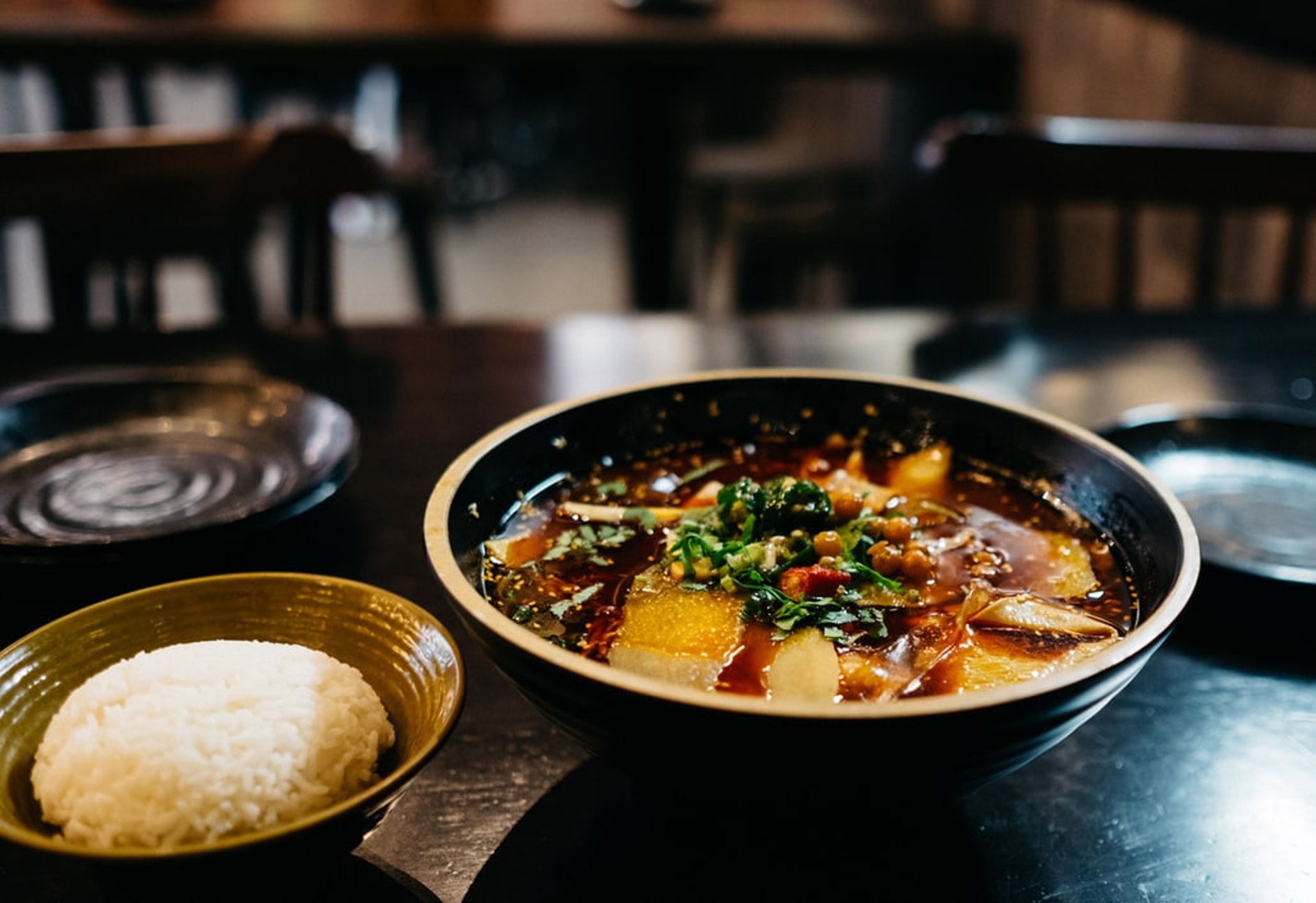 日常應避免經常食用麻辣、刺激、油煎、油炸食品及麻油，以免引起火氣，影響肝功能。（Unsplash／ruthyyang）