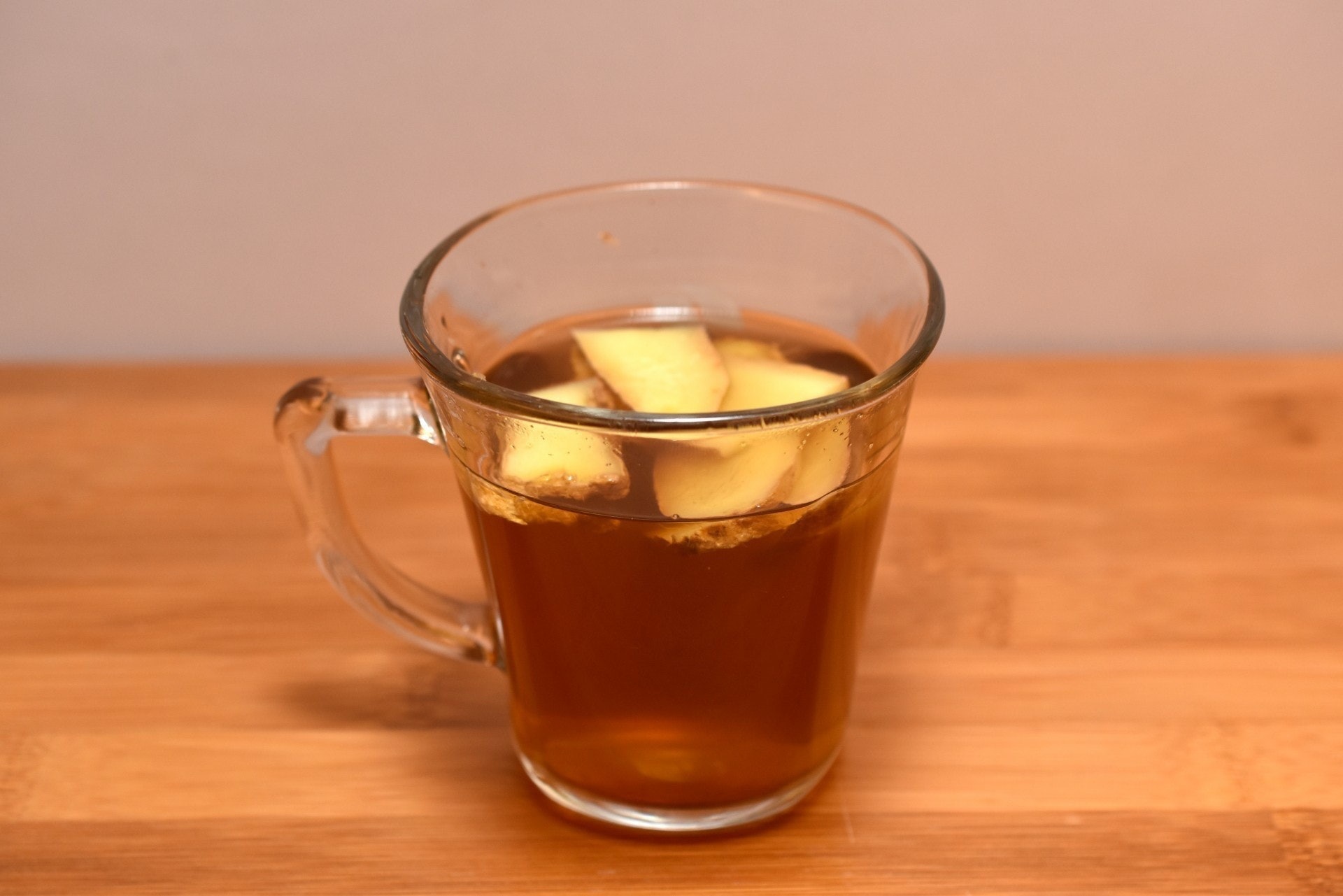 生薑性溫，可配合其他食材製成不同薑茶，針對不同的做法和用途，四季也可以飲用，尤其適合風寒感冒、胃寒嘔吐、宮寒痛經的人。（GettyImages）
