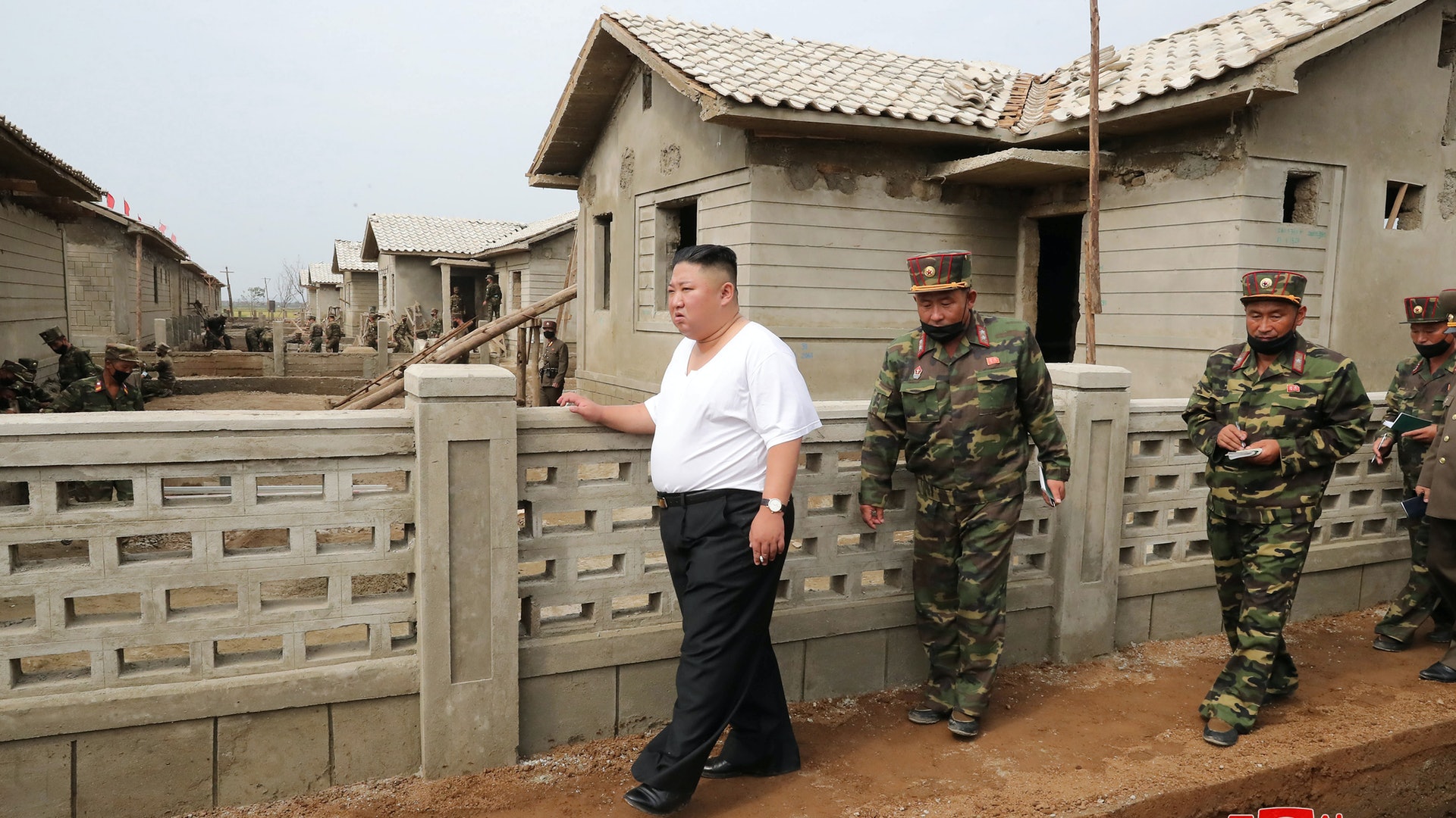 金正恩再視察受颱風影響災區 僅穿短袖白底衫示人 金正恩再視察受颱風影響災區 僅穿短袖白底衫示人
